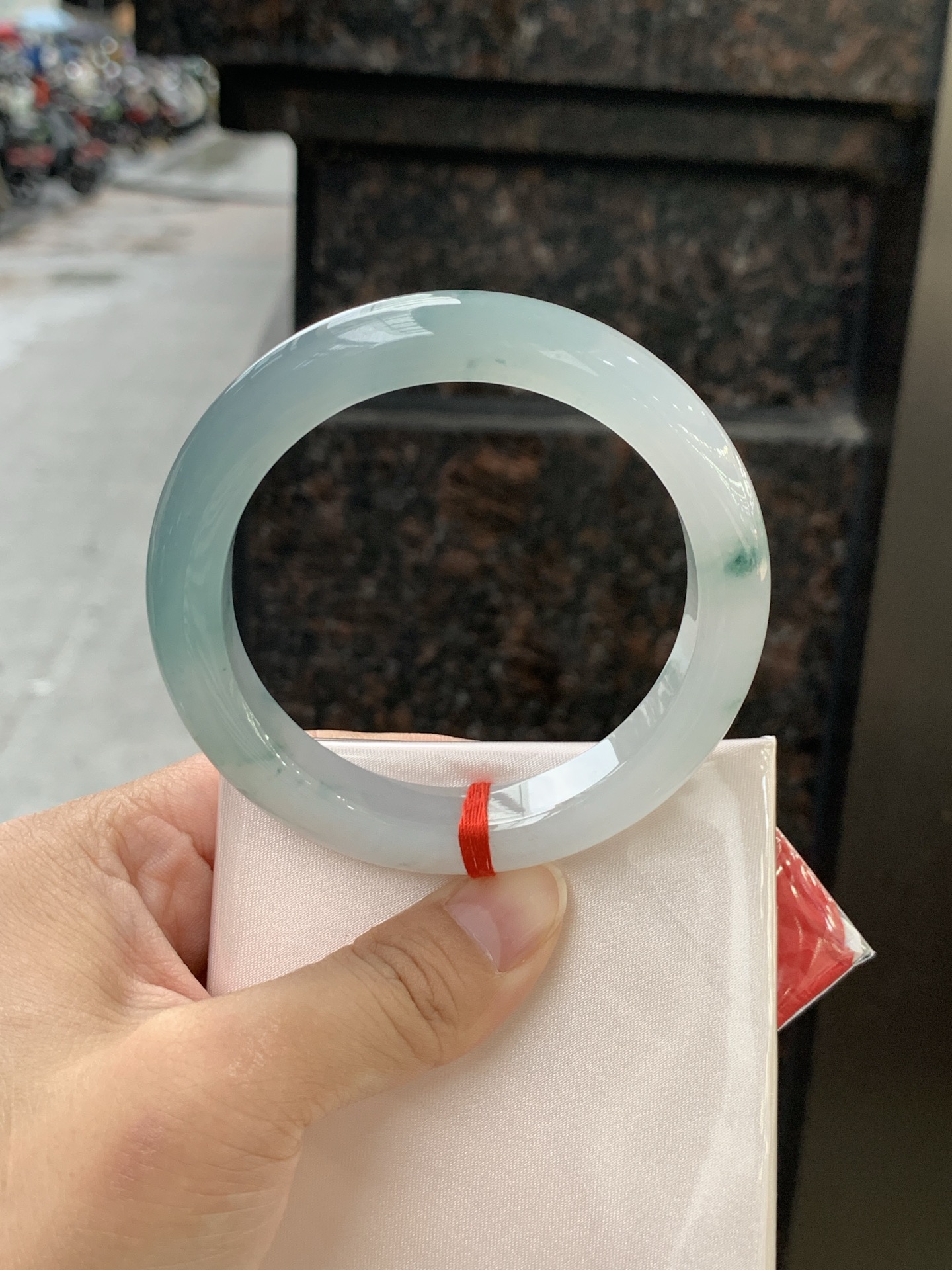 冰飘花正圈 58.4-11.6-9.3 0613-H359-71 打灯细纹，底妆水润细腻，冰底中开出了朵朵兰花，飘花灵动飘逸，勾勒出一幅唯美诗意的山水意境画，古典优雅又秀气