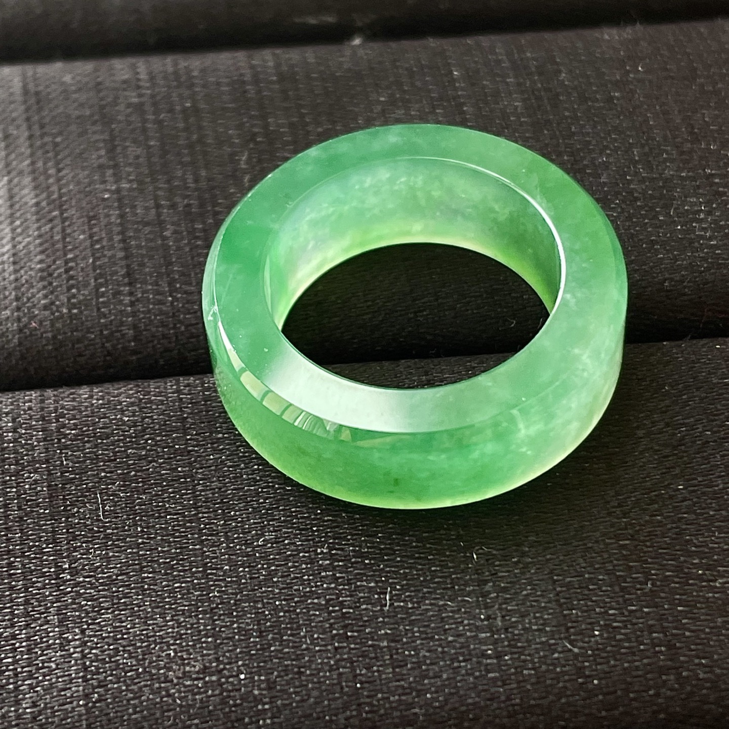 ️冰种满绿指环，色辣，饱满水润，无裂，裸石尺寸7.5/4--17.圈口14.编码0612好数字