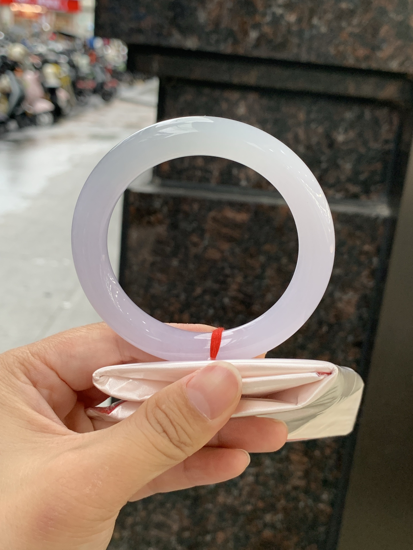 冰春彩圆条 55.8-10.2-10.1 0613-N992-2 无裂，底妆冰润，谁能拒绝一只自带春日滤镜的春彩镯啊，紫底晕染着飘一抹金丝阳绿，像雾里的新芽，冰润细腻，上手温柔到骨子里，把整个春天的诗意都戴在手上。