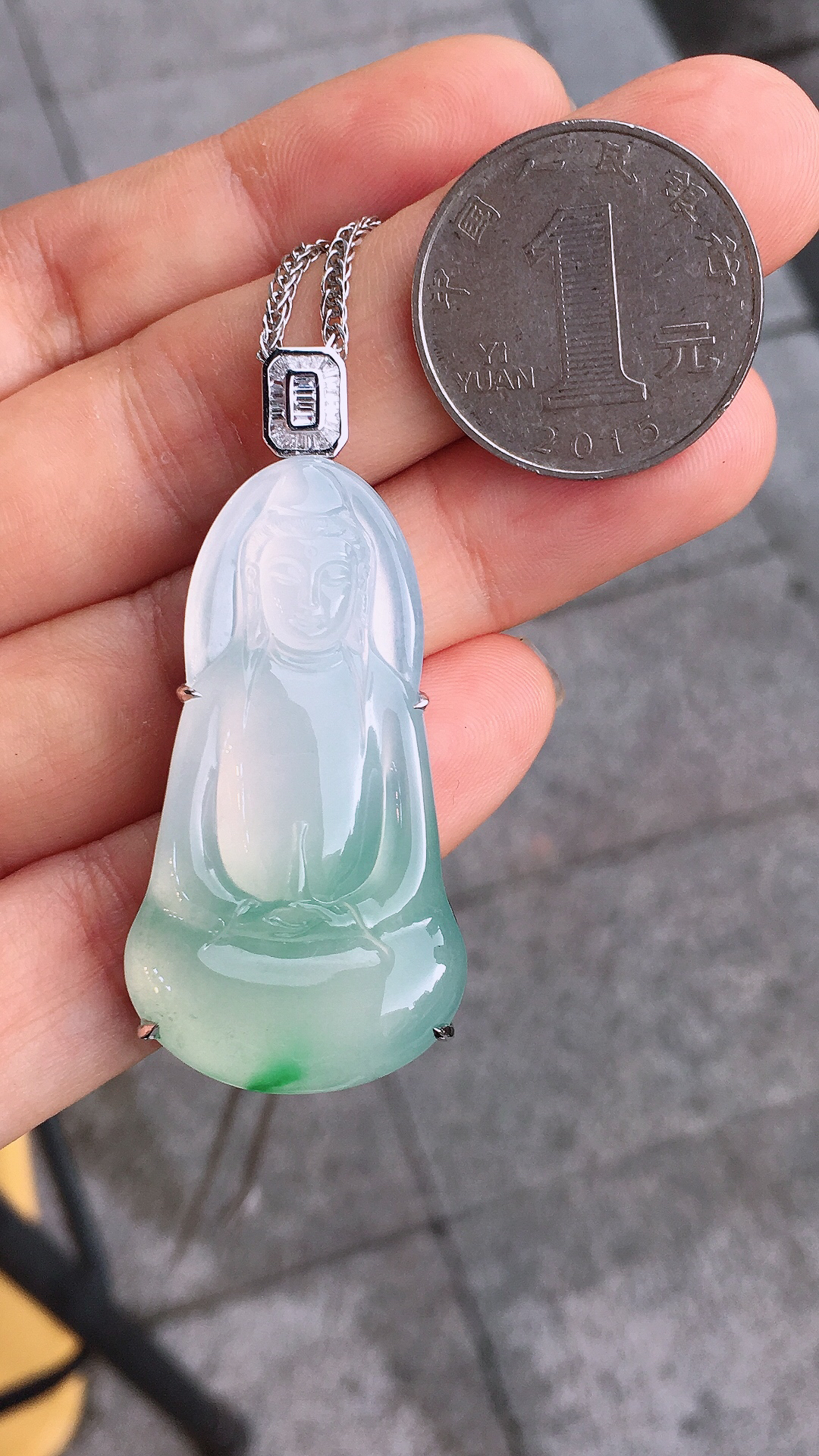 冰飘绿观音吊坠，色泽艳丽，玉质细腻，荧光感超
强，饱满圆润，简单大方，尽显优雅气质，18k
金豪华镶嵌