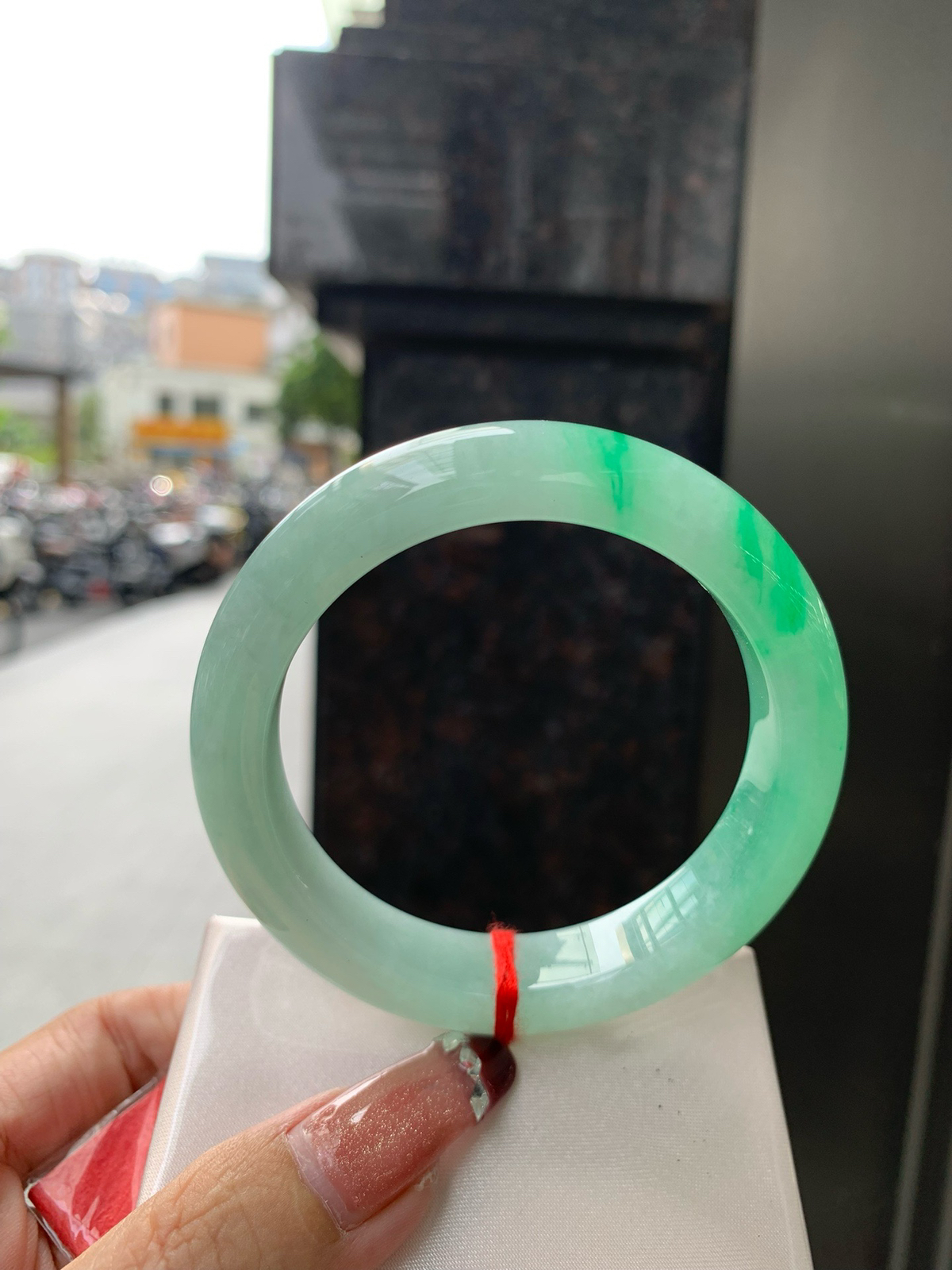 白底青阳绿正圈
56.5-9-12.2
底妆水润，干净细腻，简约却充满灵气，半圈阳绿花色点缀，清新如芽，宛若自然的画卷凝结于腕间，静中带动，韵味悠长..
