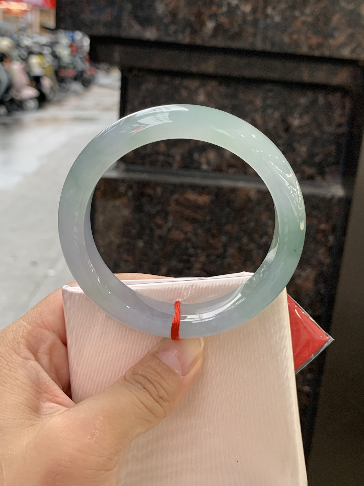 冰春彩正圈 58.5-12.5-8.7 0613-H359-77 无裂，冰透莹润，湖水青渐变底色柔和耐看，种水通透干净，光线穿过自带水光灵气