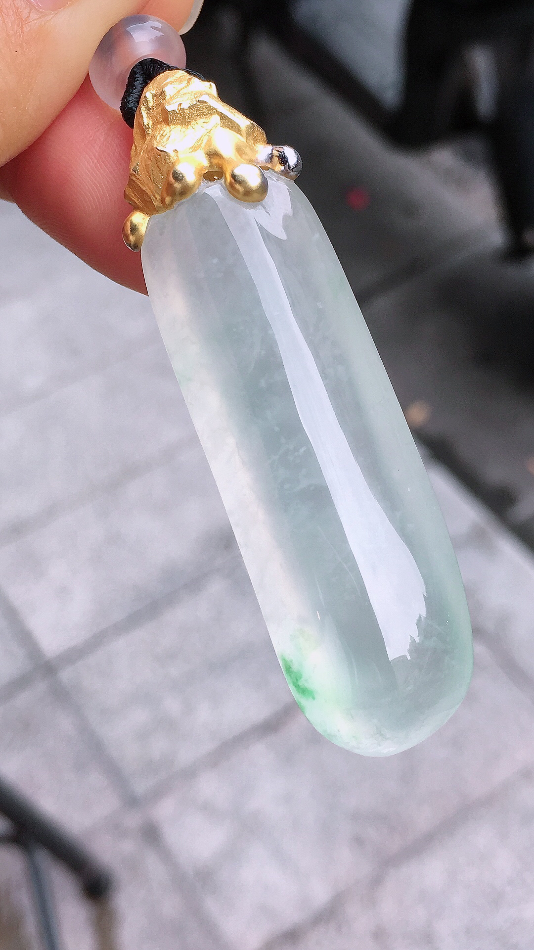 冰飘绿福瓜吊坠，色泽艳丽，玉质细腻，荧光感超
强，饱满圆润，简单大方，尽显优雅气质，18k
金豪华镶嵌