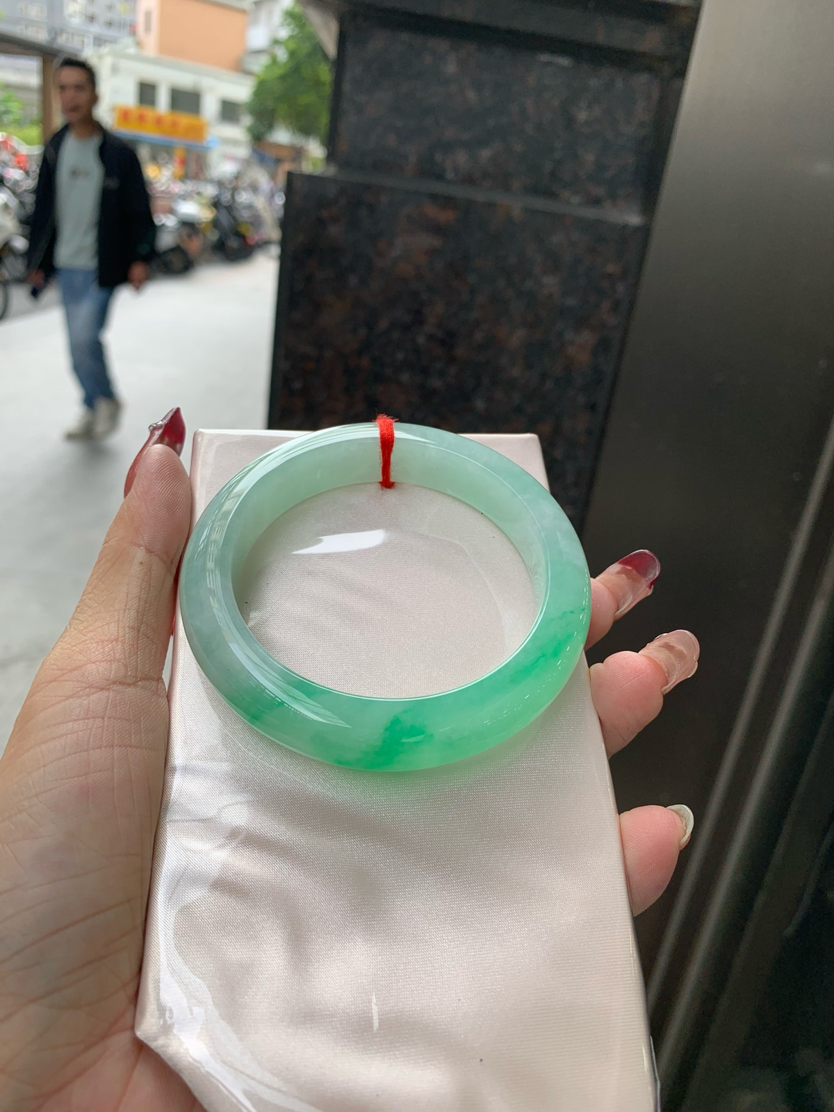 白底青阳绿正圈
56.5-9-12.2
底妆水润，干净细腻，简约却充满灵气，半圈阳绿花色点缀，清新如芽，宛若自然的画卷凝结于腕间，静中带动，韵味悠长..