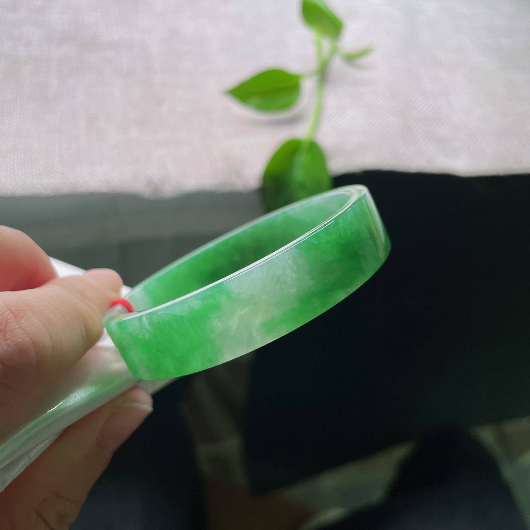 52.1/12.3/3.9绿底方镯，小手福利，颜色鲜艳夺目，彰显贵气，水润，50-51戴，有纹，ss50211a