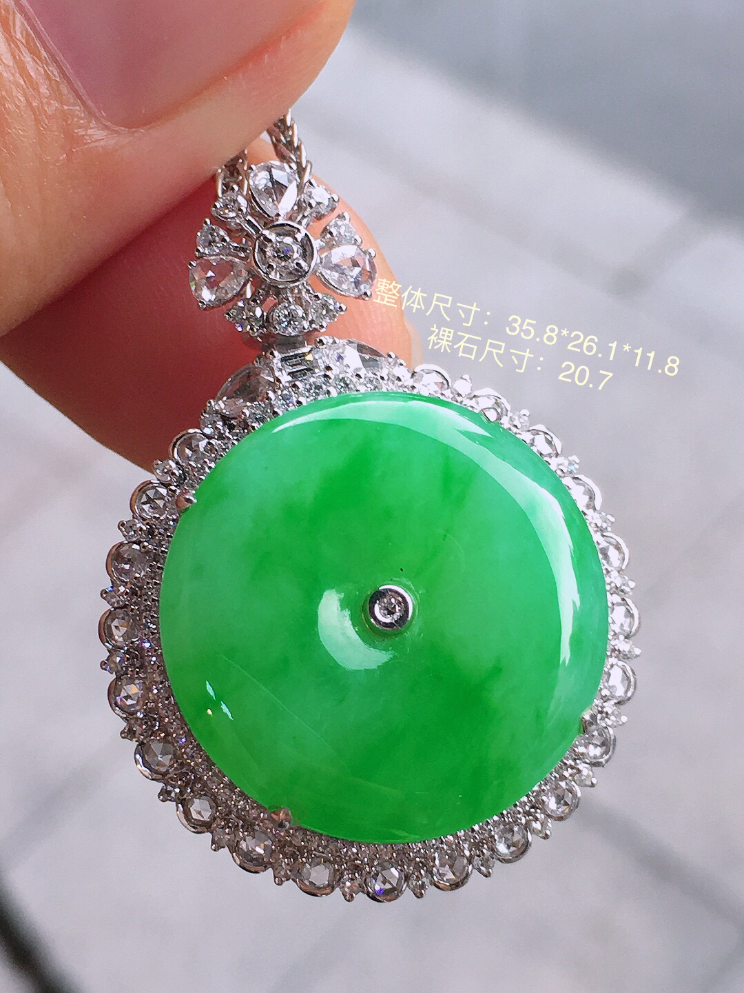 阳绿平安扣吊坠，色泽均匀艳丽，玉质细腻，荧光感超
强，饱满圆润，简单大方，尽显优雅气质，18k
金豪华镶嵌
