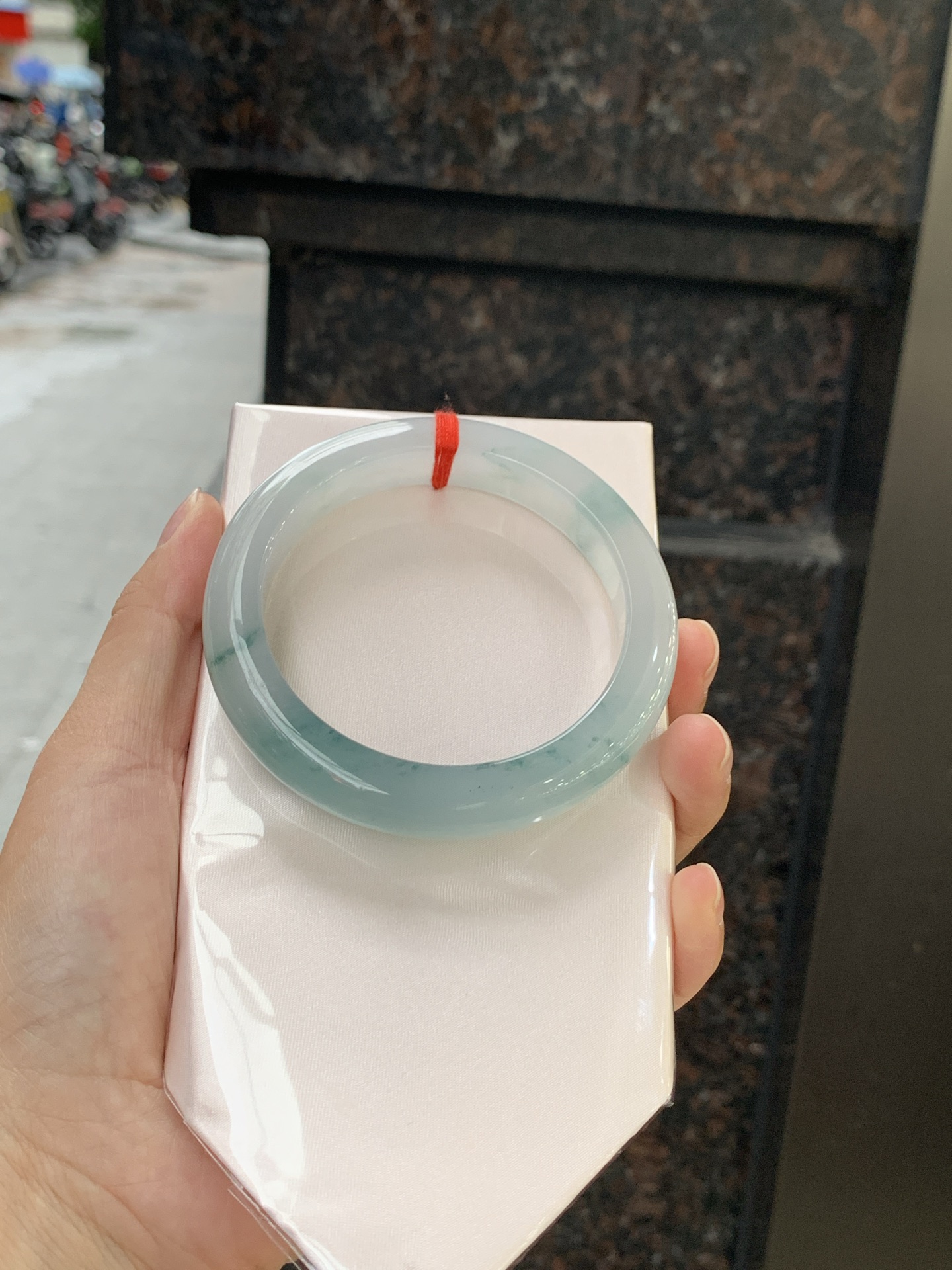 冰飘花正圈 58.4-11.6-9.3 0613-H359-71 打灯细纹，底妆水润细腻，冰底中开出了朵朵兰花，飘花灵动飘逸，勾勒出一幅唯美诗意的山水意境画，古典优雅又秀气