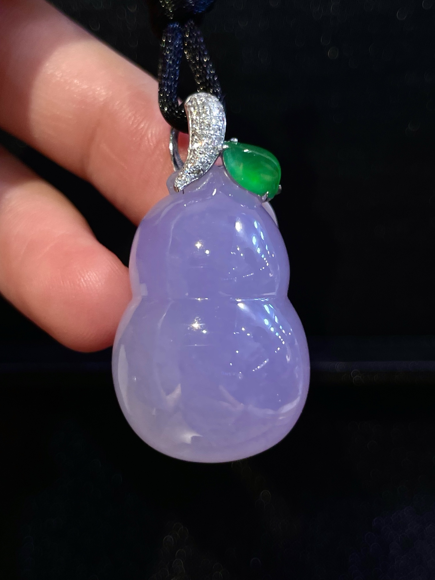 ️ 葫芦吊坠 大件厚装紫翡葫芦，水润满紫，柔光四溢，绿翡配满钻叶扣，精巧撞色，灵动，紫气纳贵运，葫芦揽福禄，万事顺遂 尺寸：整体37.3*19.8*11.9