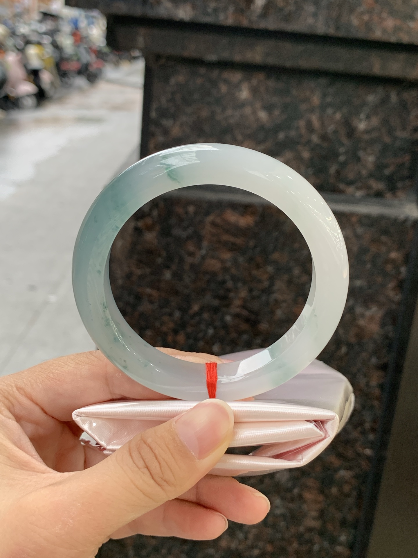 冰飘花正圈 58.4-11.6-9.3 0613-H359-71 打灯细纹，底妆水润细腻，冰底中开出了朵朵兰花，飘花灵动飘逸，勾勒出一幅唯美诗意的山水意境画，古典优雅又秀气