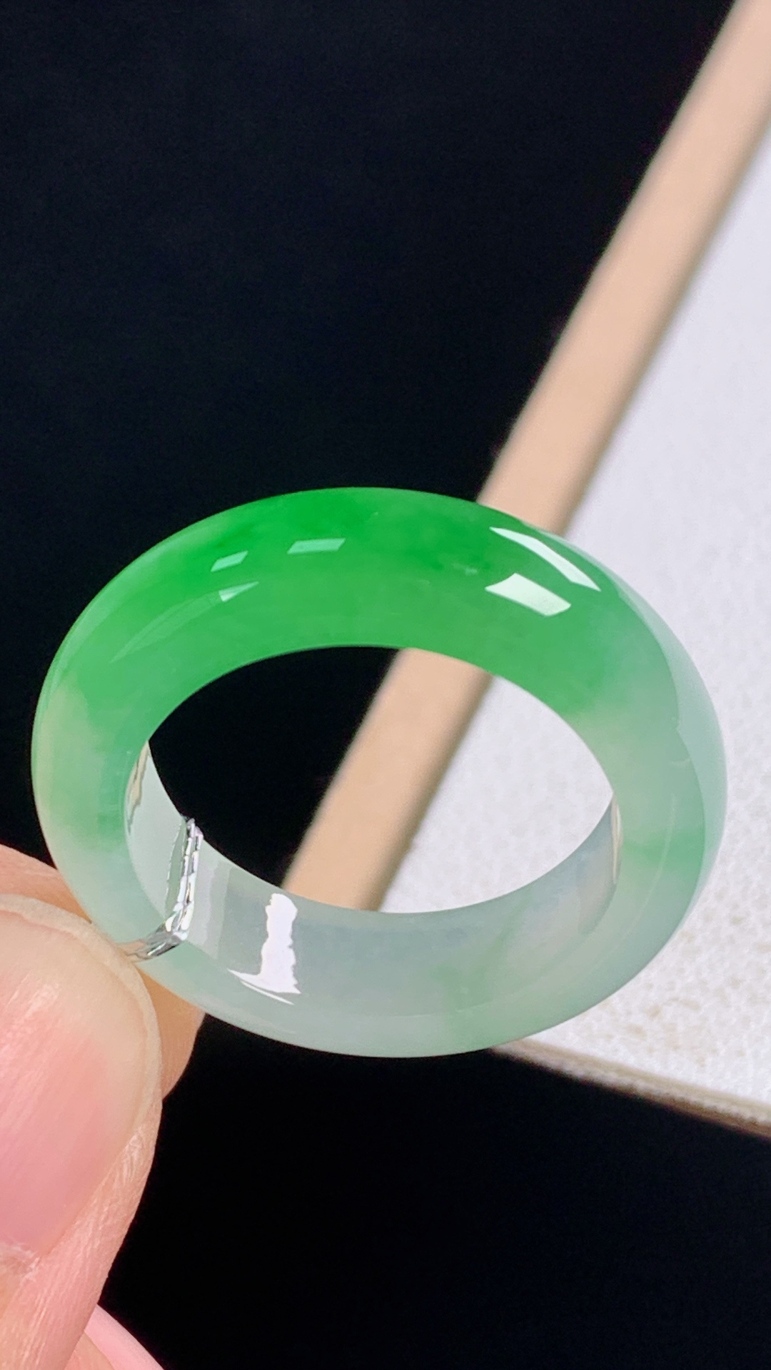 ️冰飘绿指环翠色鲜浓，清透细腻，无裂尺寸:圈口17/18.2-6.0-3.6mm 9