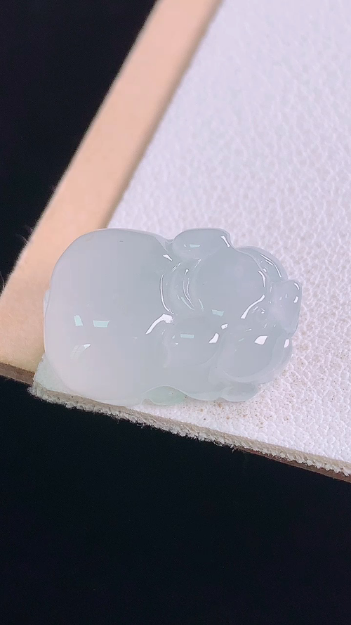 冰种小猪，无裂，尺寸:17.9-12.4-8.4mm
