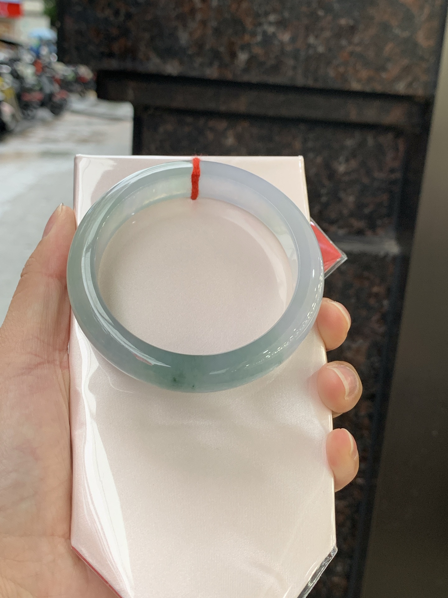 冰春彩正圈 58.5-12.5-8.7 0613-H359-77 无裂，冰透莹润，湖水青渐变底色柔和耐看，种水通透干净，光线穿过自带水光灵气