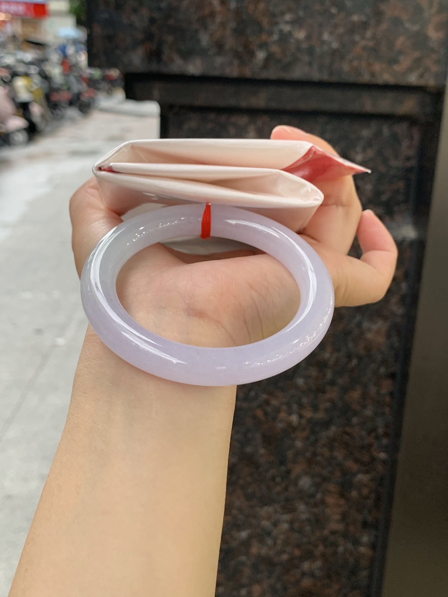 冰春彩圆条 55.8-10.2-10.1 0613-N992-2 无裂，底妆冰润，谁能拒绝一只自带春日滤镜的春彩镯啊，紫底晕染着飘一抹金丝阳绿，像雾里的新芽，冰润细腻，上手温柔到骨子里，把整个春天的诗意都戴在手上。