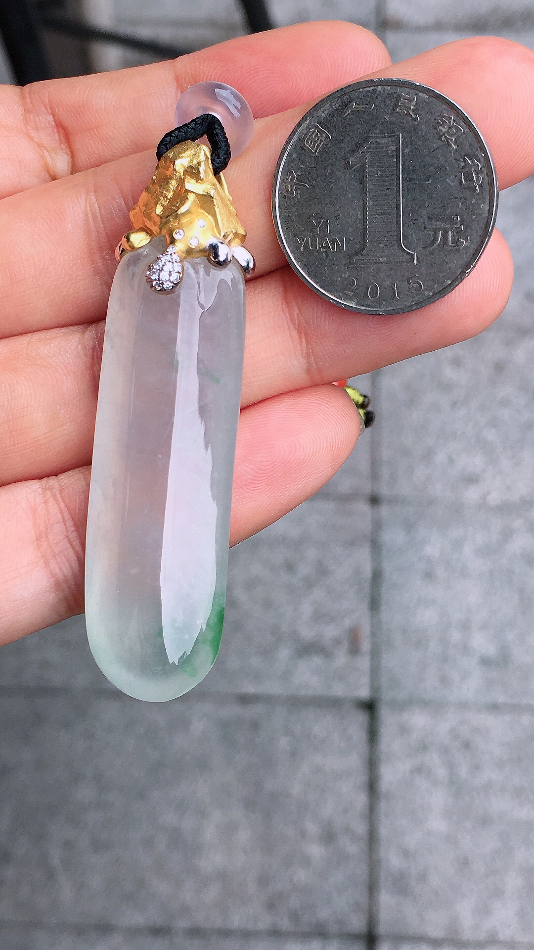 冰飘绿福瓜吊坠，色泽艳丽，玉质细腻，荧光感超
强，饱满圆润，简单大方，尽显优雅气质，18k
金豪华镶嵌