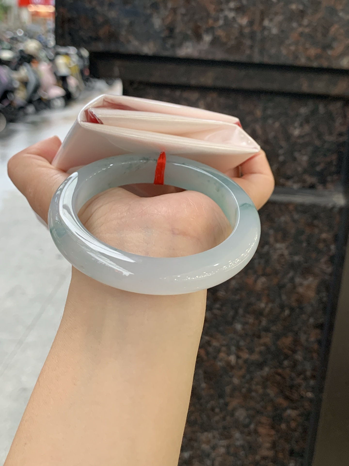 冰飘花正圈 58.4-11.6-9.3 0613-H359-71 打灯细纹，底妆水润细腻，冰底中开出了朵朵兰花，飘花灵动飘逸，勾勒出一幅唯美诗意的山水意境画，古典优雅又秀气