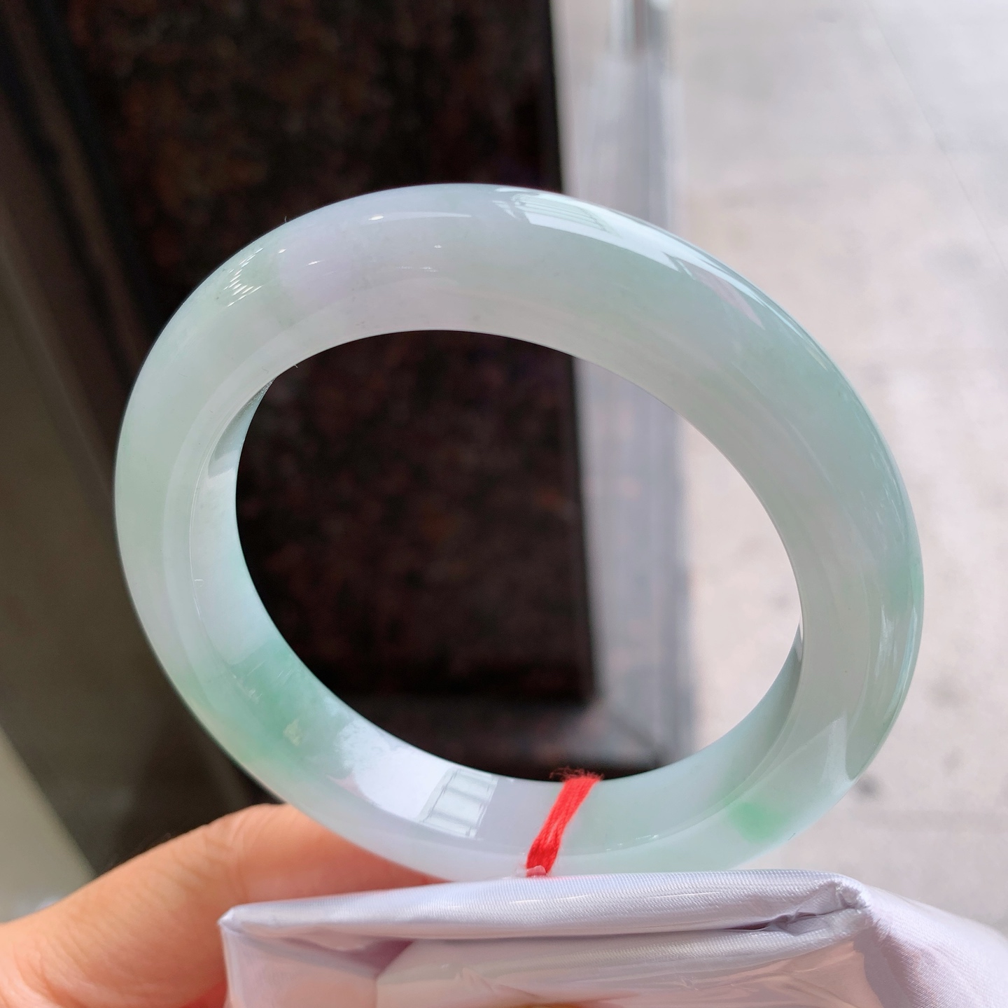 正圈飘绿 无裂 尺寸：59/11.8/10.4 细腻