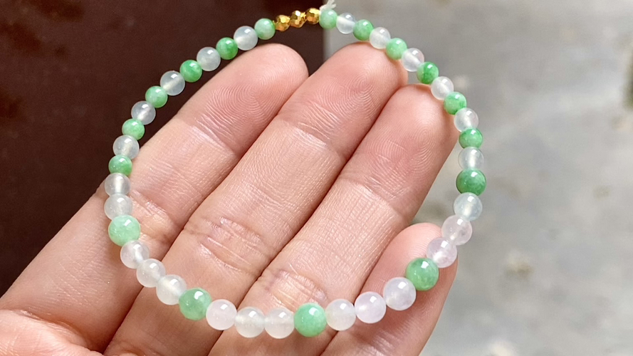 白月光阳绿圆珠子手串 基本完整