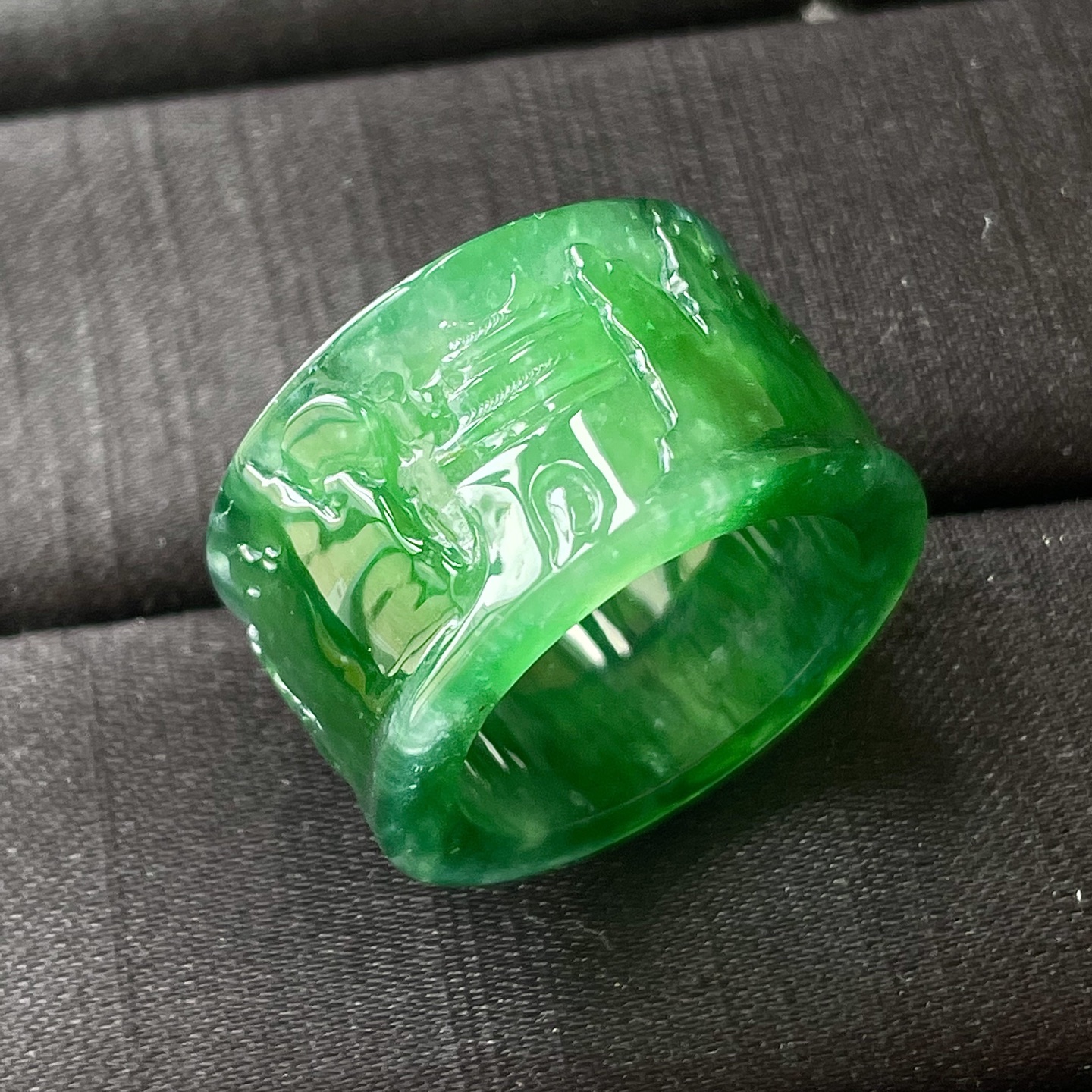 缅料冰种满绿雕花扳指，色辣，饱满水润，无裂，裸石尺寸14.8/3.6--19编码0612好数字上1221