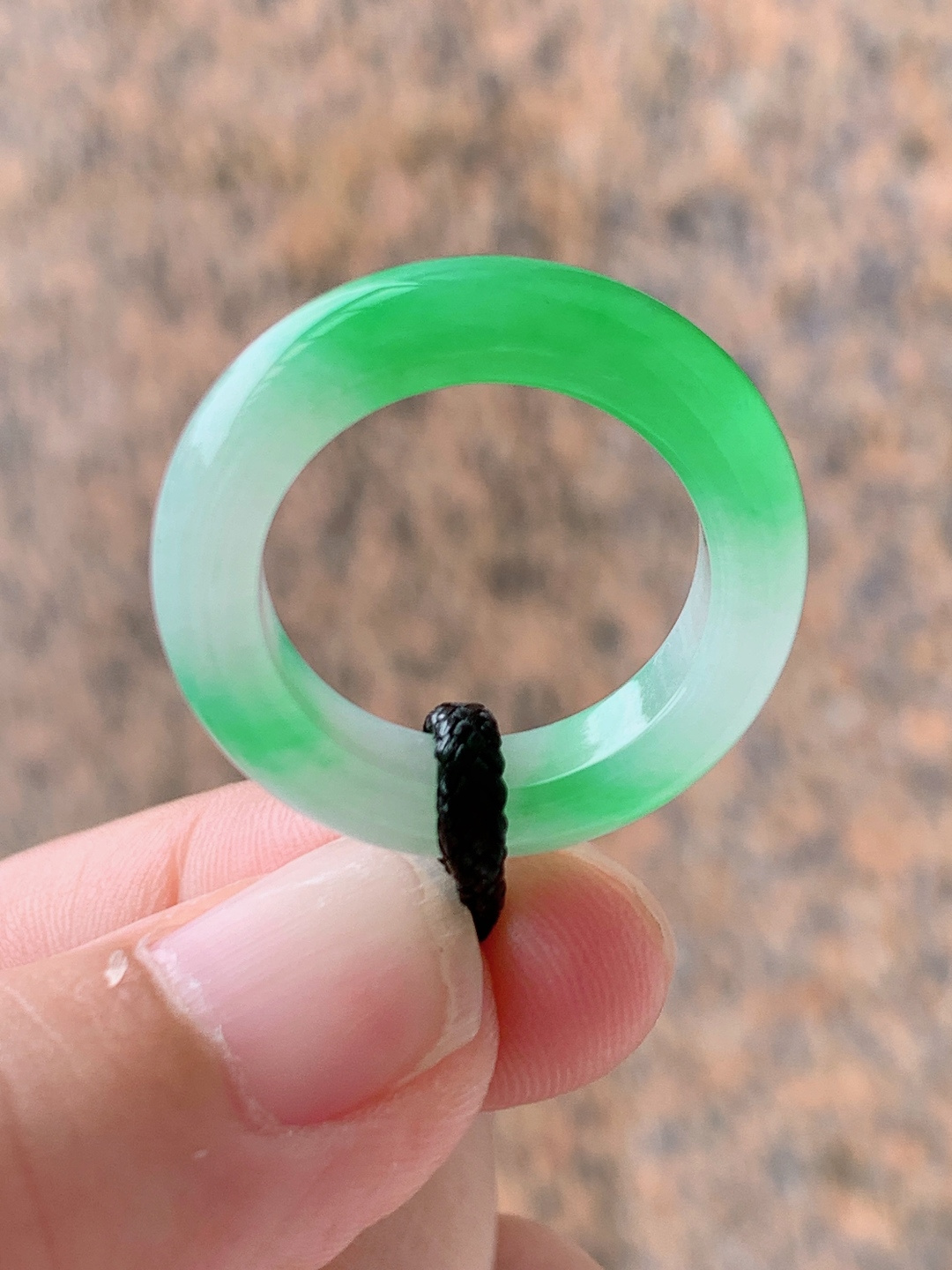 冰种绿指环戒圈，俏色分明冰润莹亮，上手显白百搭款 裸石25.1-5.8 内直径17 圈口14 010