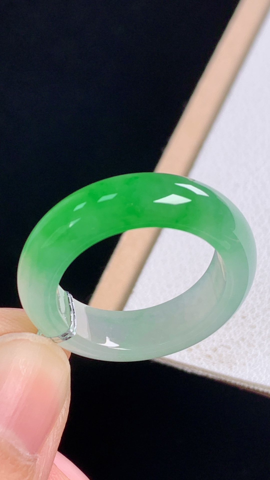 ️冰飘绿指环翠色鲜浓，清透细腻，无裂尺寸:圈口17/18.2-6.0-3.6mm 9