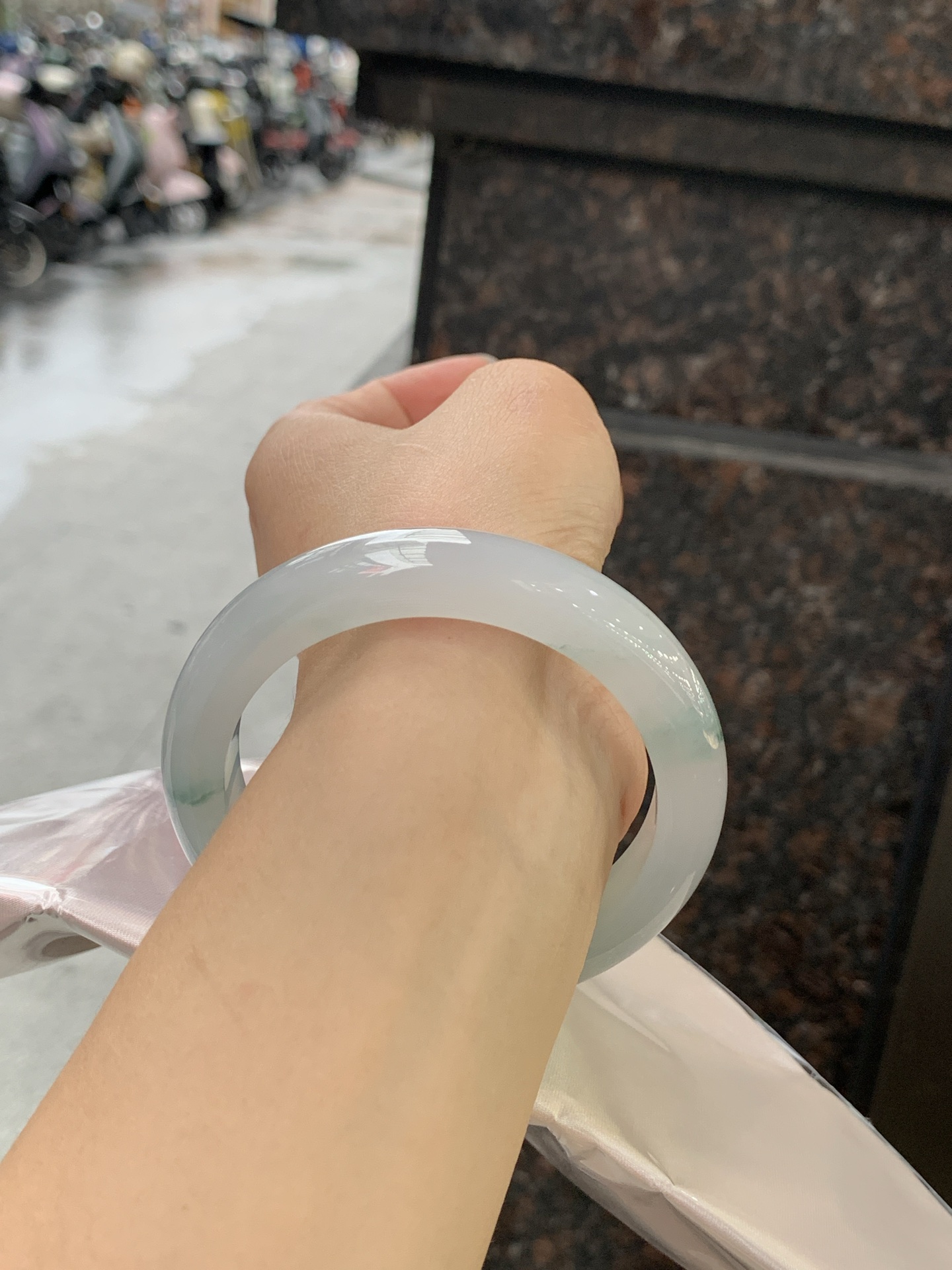 冰飘花正圈 58.4-11.6-9.3 0613-H359-71 打灯细纹，底妆水润细腻，冰底中开出了朵朵兰花，飘花灵动飘逸，勾勒出一幅唯美诗意的山水意境画，古典优雅又秀气