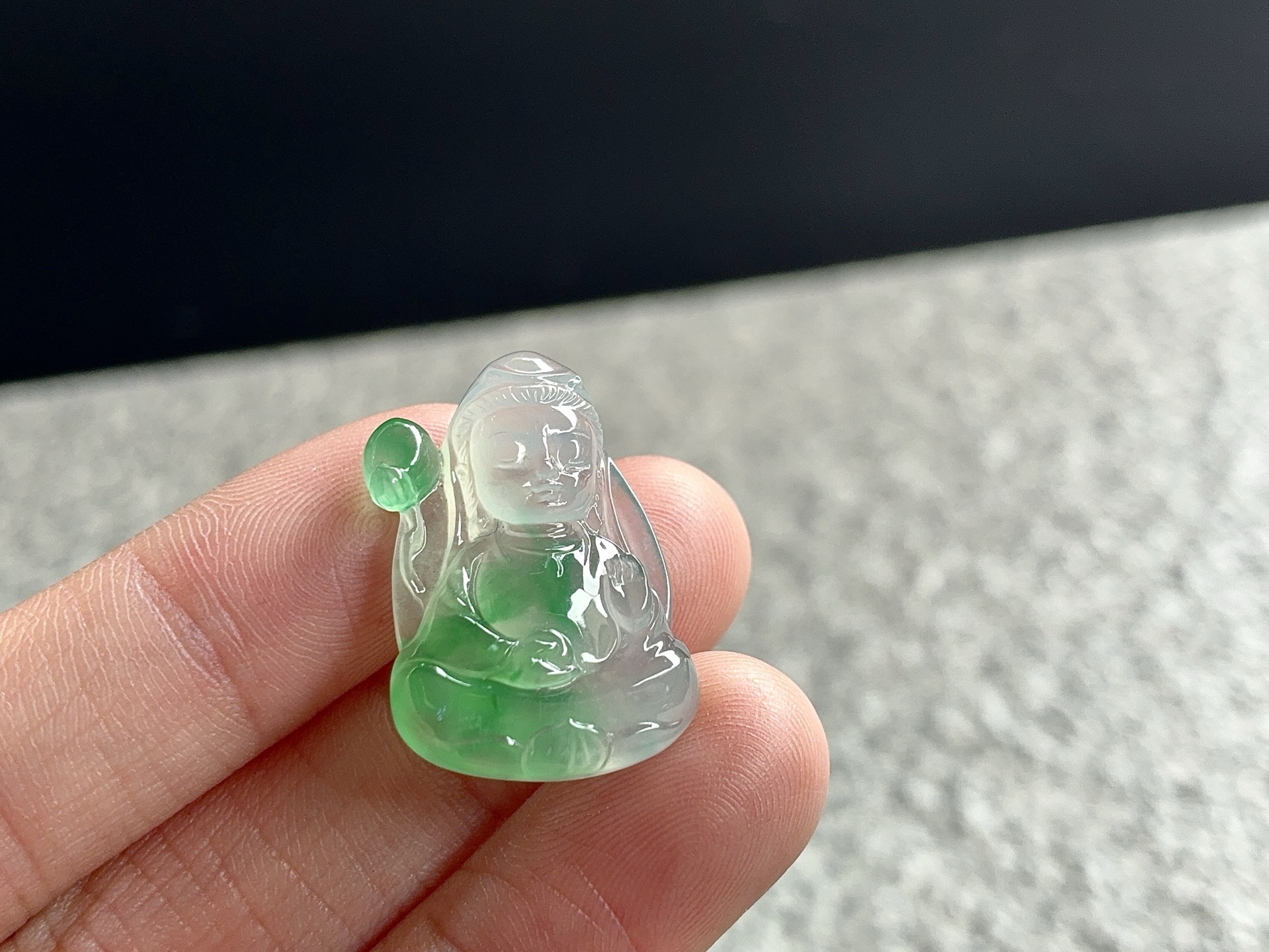 冰绿观音，玉质细腻起胶，尺寸24×16.3×6