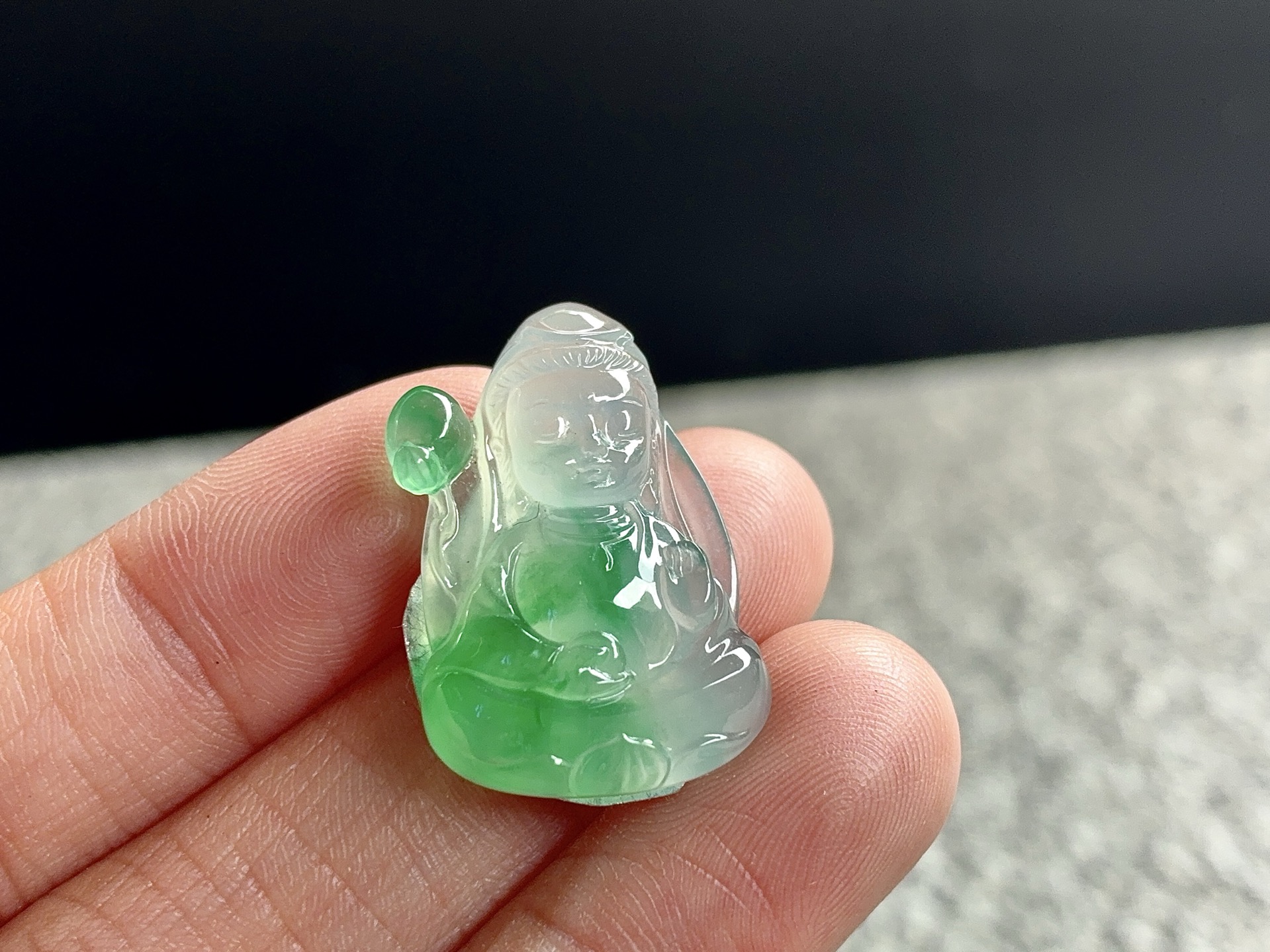冰绿观音，玉质细腻起胶，尺寸24×16.3×6