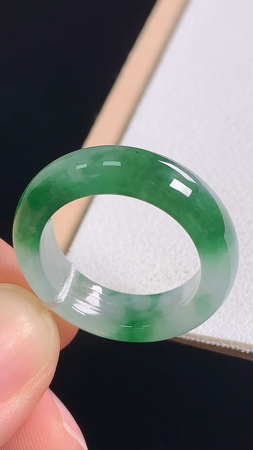 ️冰飘花指环，无裂，尺寸:圈口17/18.2-6.4-3.8mm 9