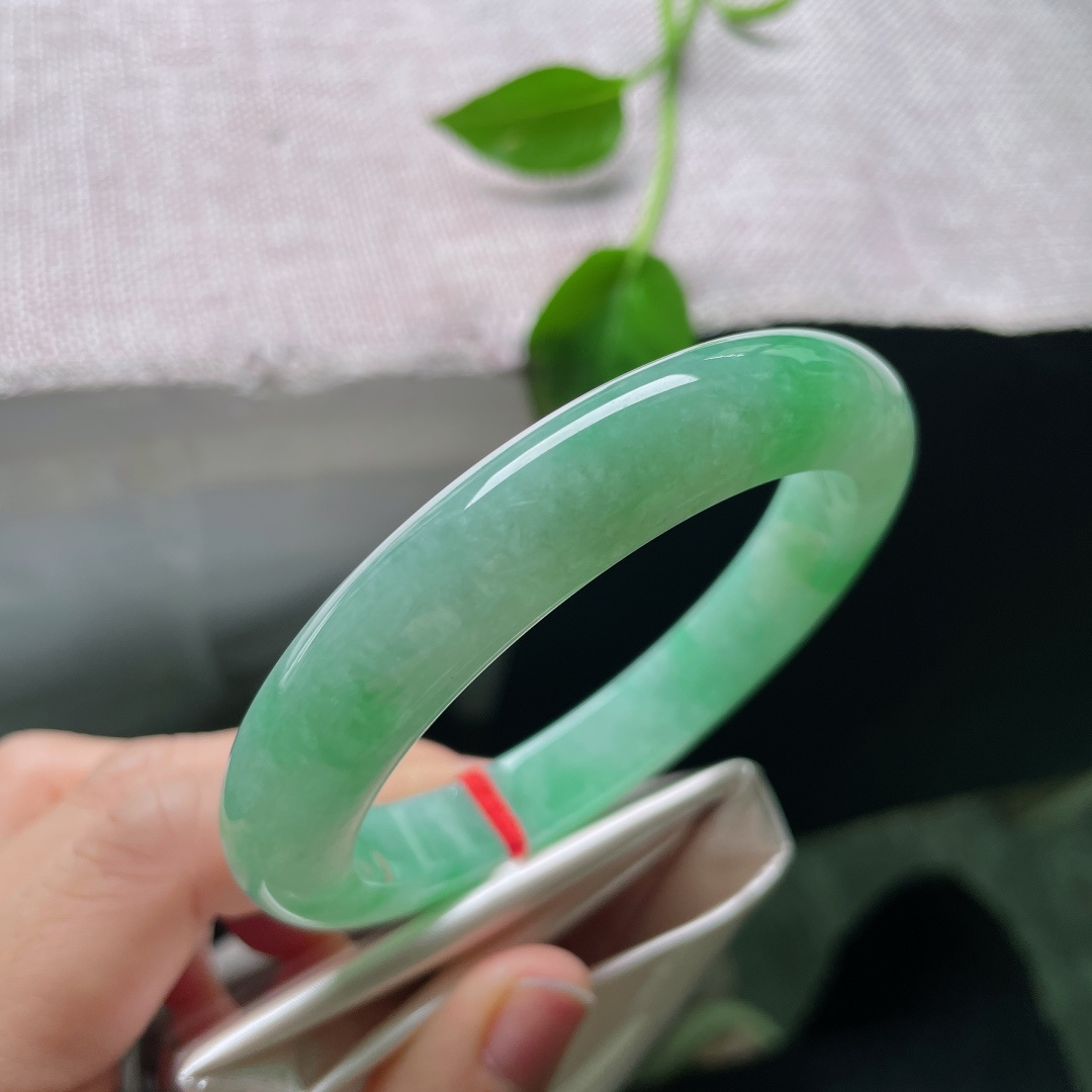 59.8/11.5/9.7，绿底正圈，大圈口，是凝固的一汪春水，温润如水，贵气不言。无裂，ss53410a