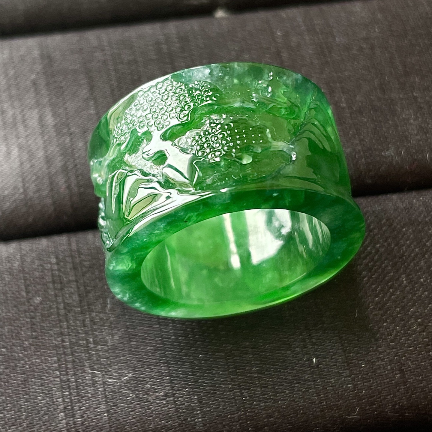 缅料冰种满绿雕花扳指，色辣，饱满水润，无裂，裸石尺寸14.8/3.6--19编码0612好数字上12
