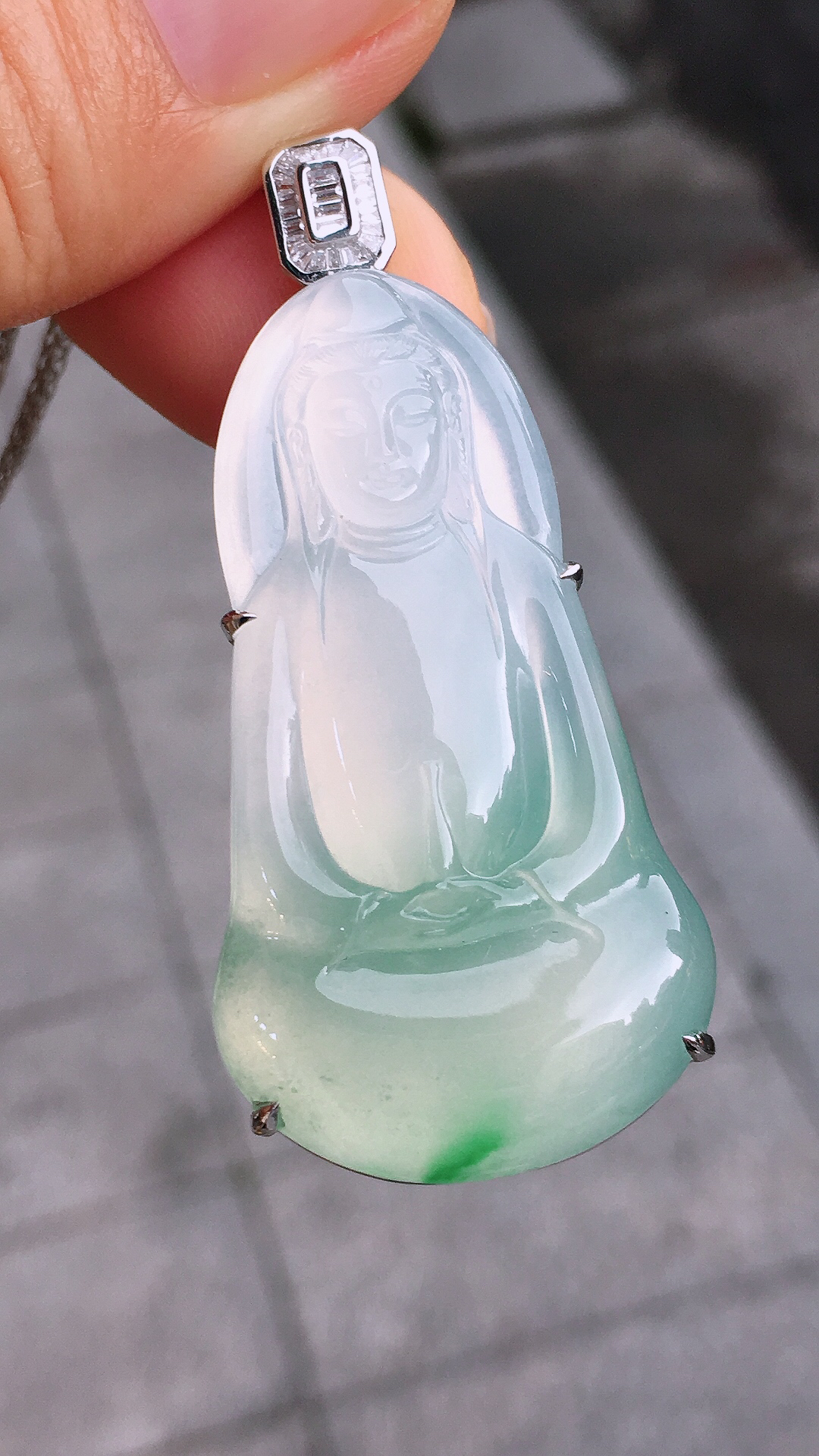 冰飘绿观音吊坠，色泽艳丽，玉质细腻，荧光感超
强，饱满圆润，简单大方，尽显优雅气质，18k
金豪华镶
