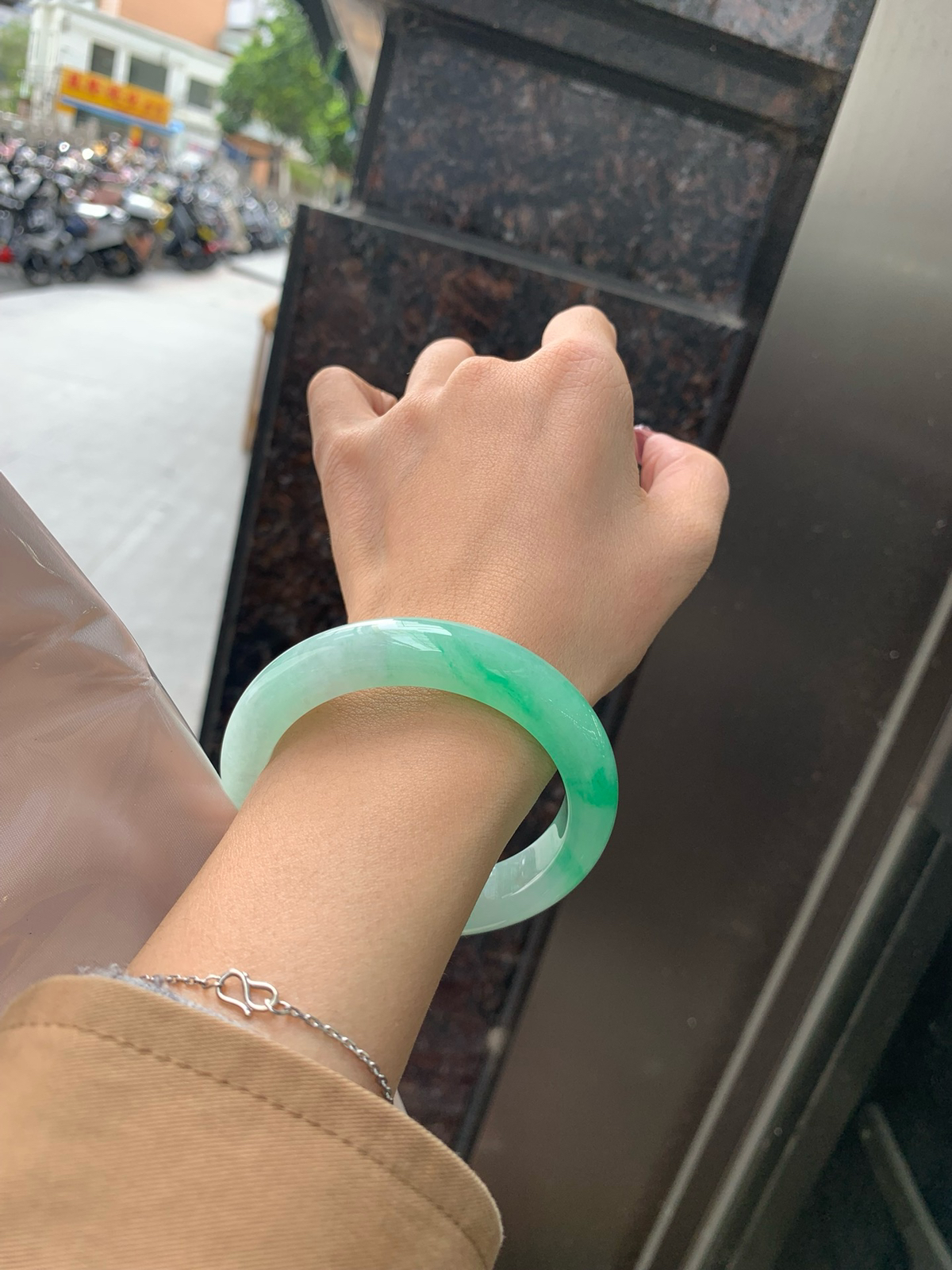 白底青阳绿正圈
56.5-9-12.2
底妆水润，干净细腻，简约却充满灵气，半圈阳绿花色点缀，清新如芽，宛若自然的画卷凝结于腕间，静中带动，韵味悠长..