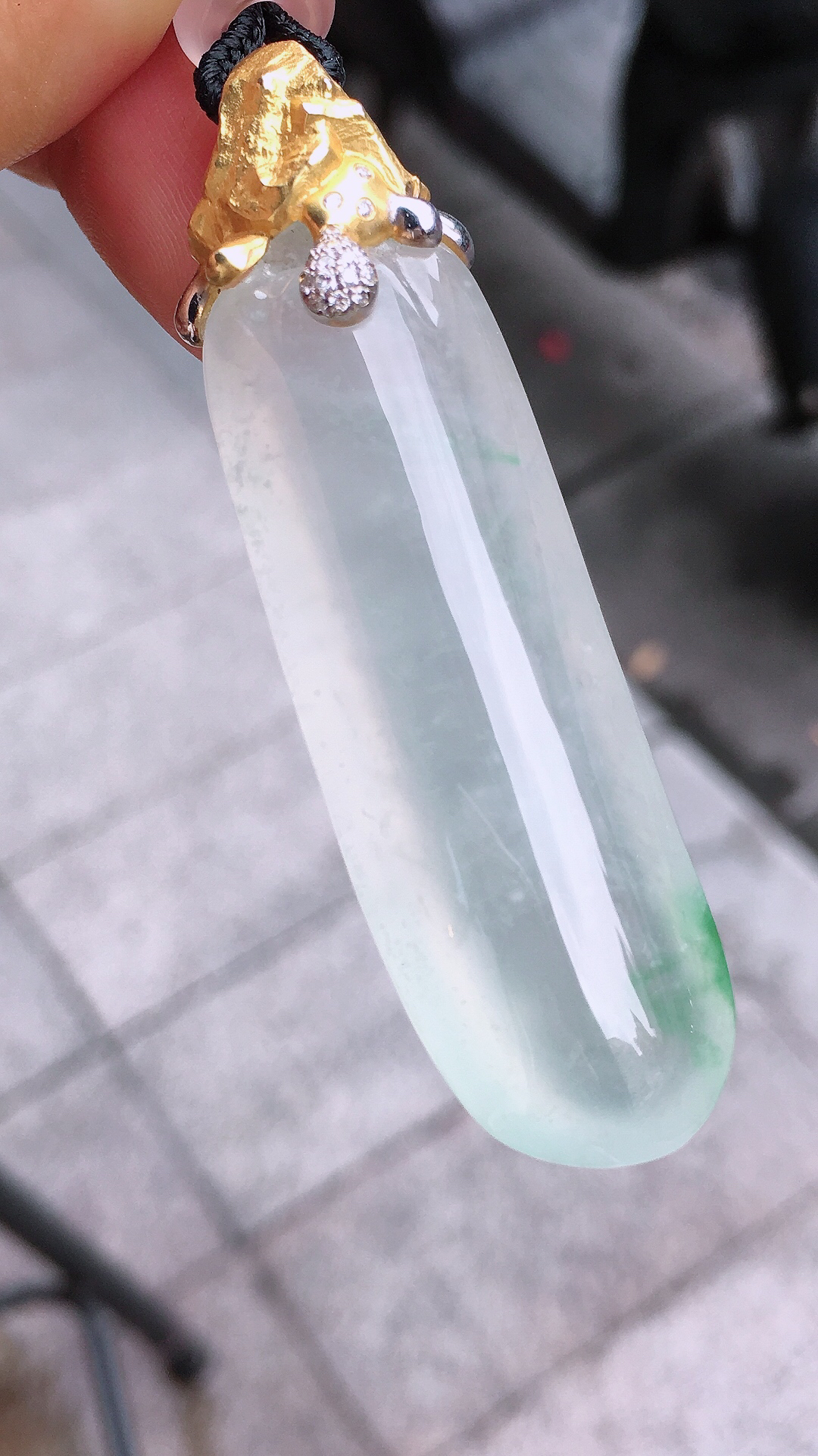 冰飘绿福瓜吊坠，色泽艳丽，玉质细腻，荧光感超
强，饱满圆润，简单大方，尽显优雅气质，18k
金豪华镶嵌