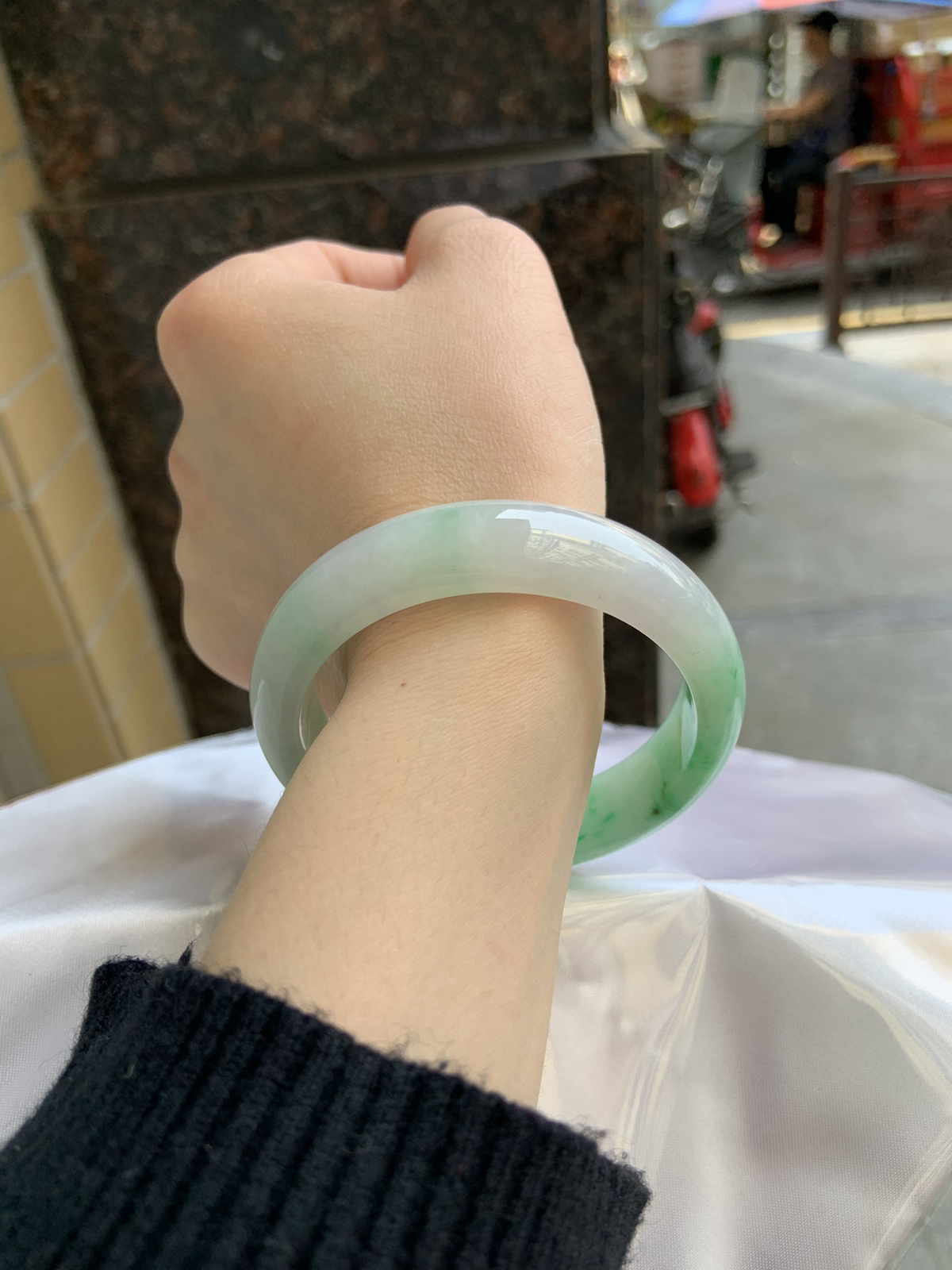 飘绿花正圈
56.3-14.3-8.4干净细腻，简约却充满灵气，清新如芽，宛若自然的画卷凝结于腕间，静中带动，韵味悠长