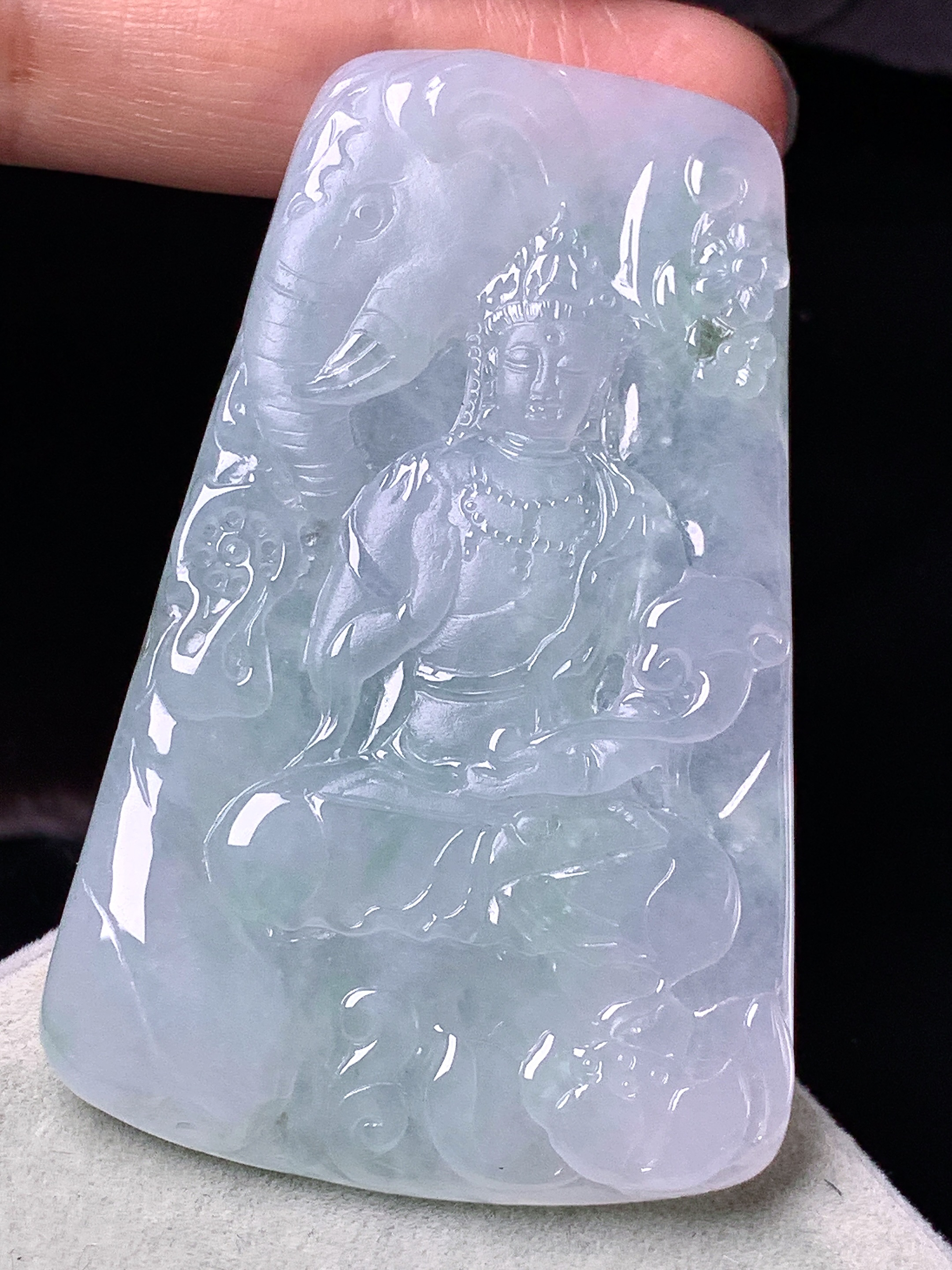 飘绿普贤观音菩萨吊坠 玉质细腻 色泽艳丽清新 整体尺寸60.2*38.2*5 d1