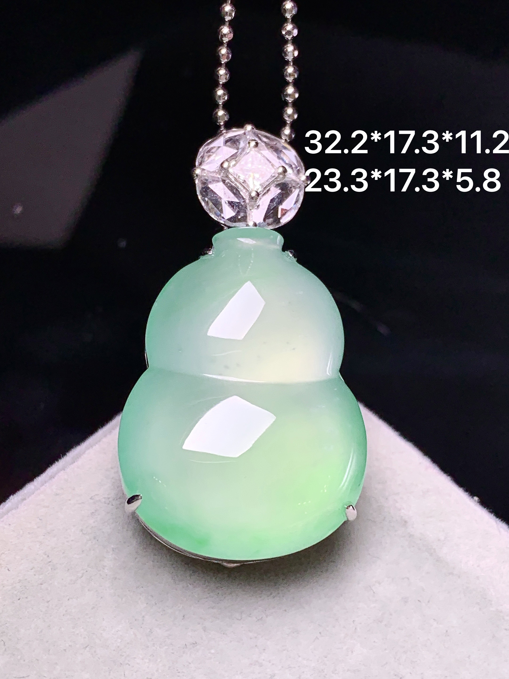 18金钻镶嵌浅绿葫芦吊坠 玉质细腻 色泽艳丽清新 整体尺寸32.2*17.3*11.2 s2