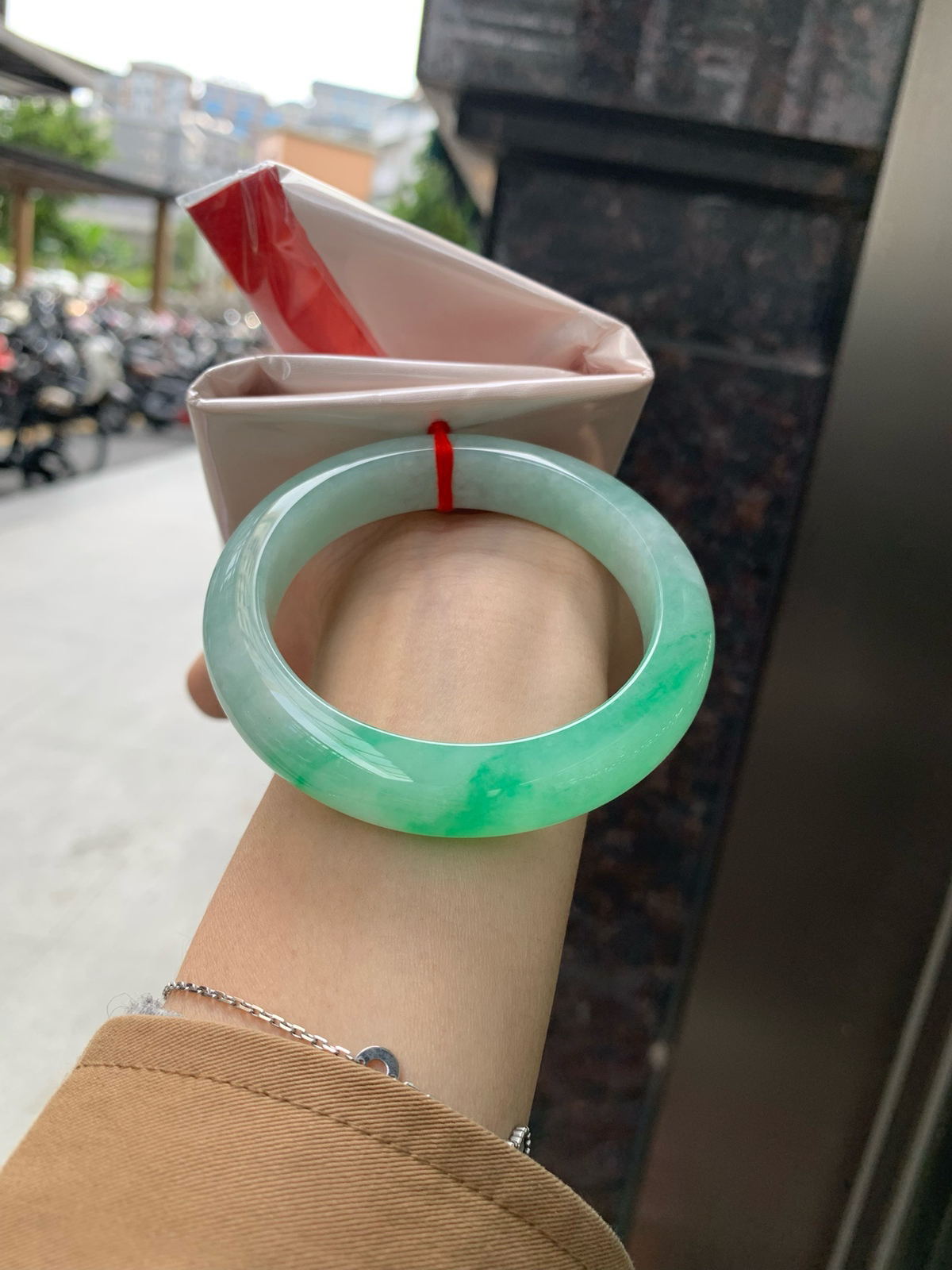 白底青阳绿正圈
56.5-9-12.2
底妆水润，干净细腻，简约却充满灵气，半圈阳绿花色点缀，清新如芽，宛若自然的画卷凝结于腕间，静中带动，韵味悠长..