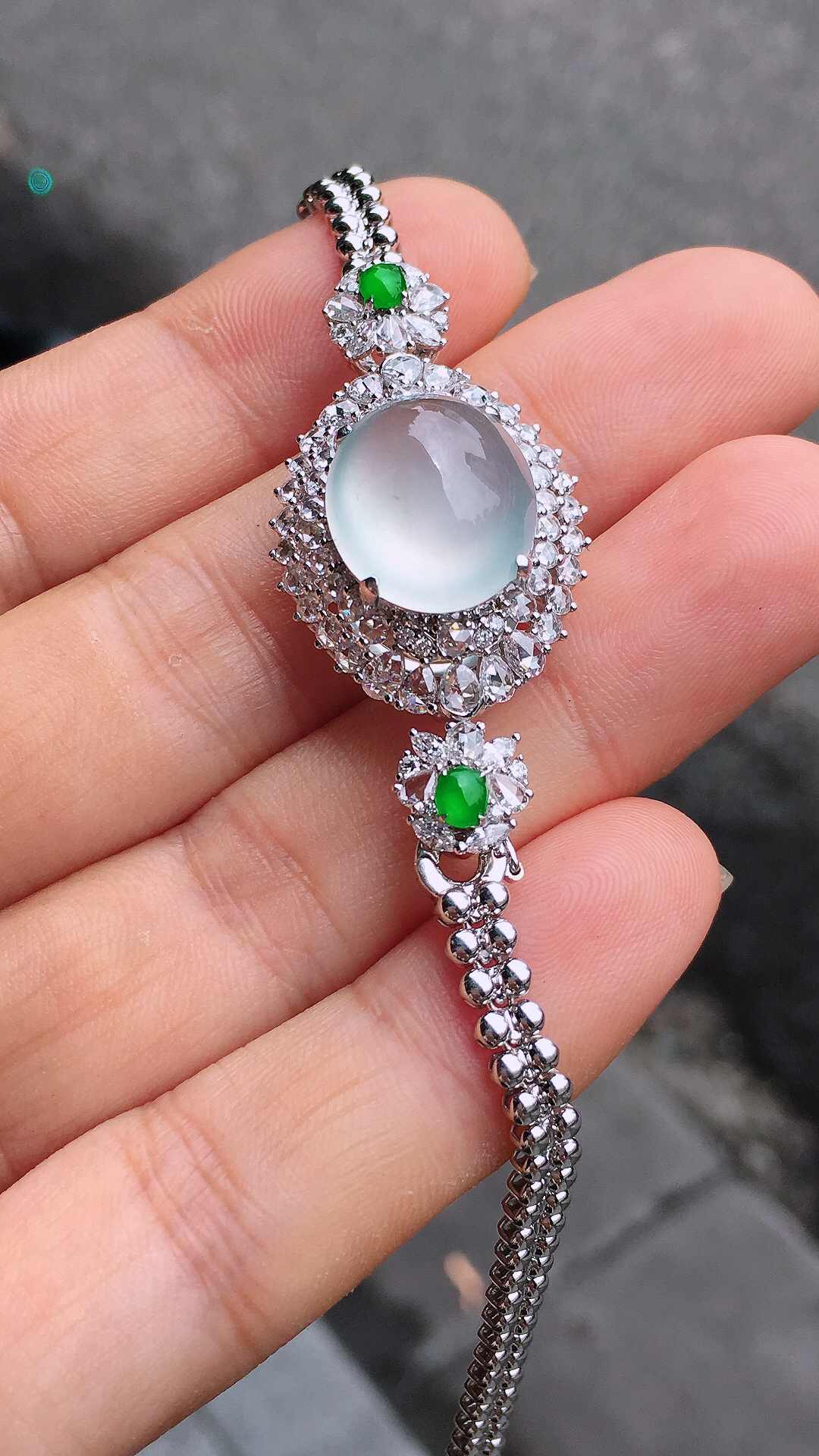 高冰蛋面手链/吊坠两用款，玉质细腻，荧光感超
强，饱满圆润，简单大方，尽显优雅气质，18k
金豪华镶嵌