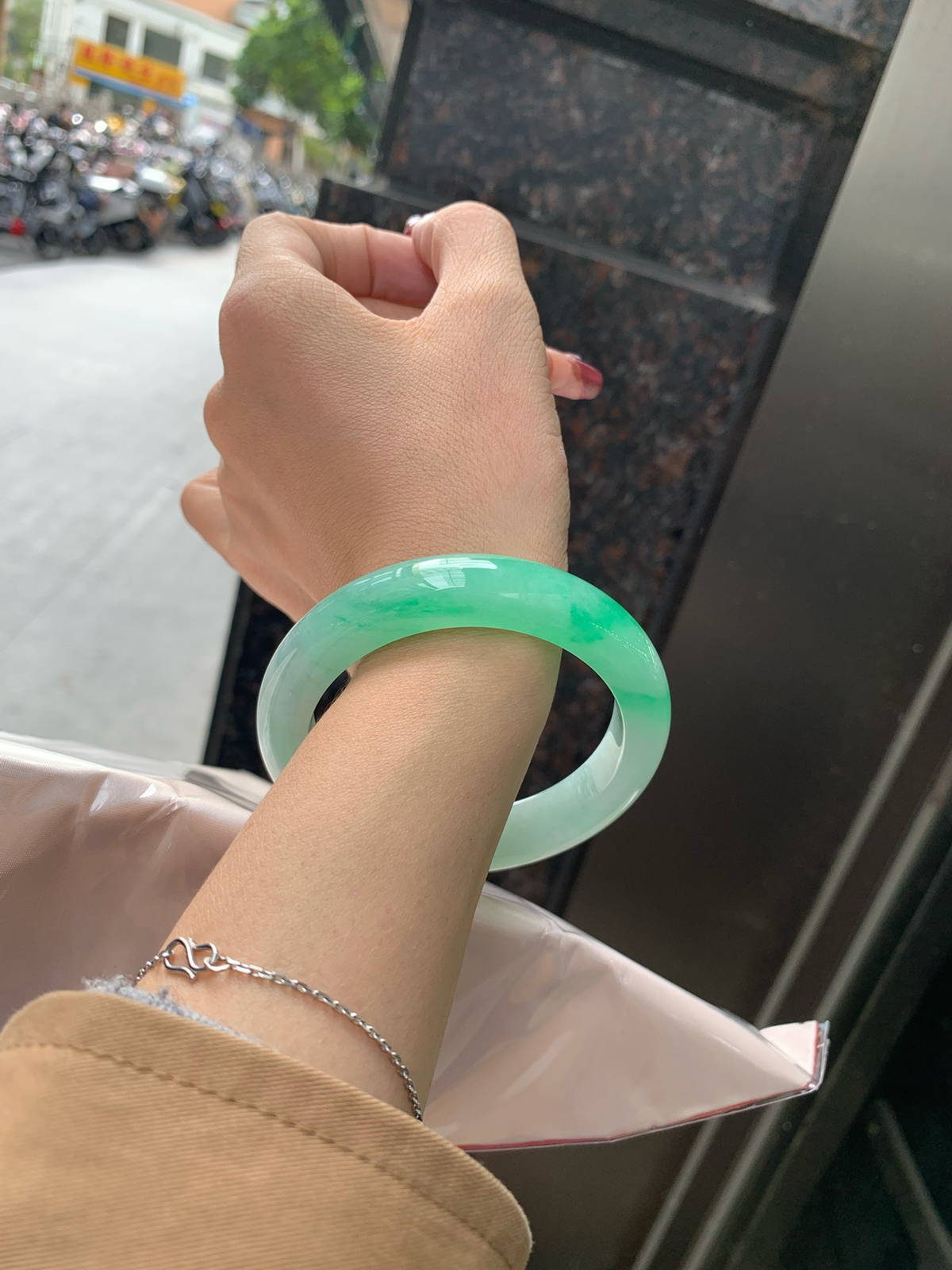 白底青阳绿正圈
56.5-9-12.2
底妆水润，干净细腻，简约却充满灵气，半圈阳绿花色点缀，清新如芽，宛若自然的画卷凝结于腕间，静中带动，韵味悠长..