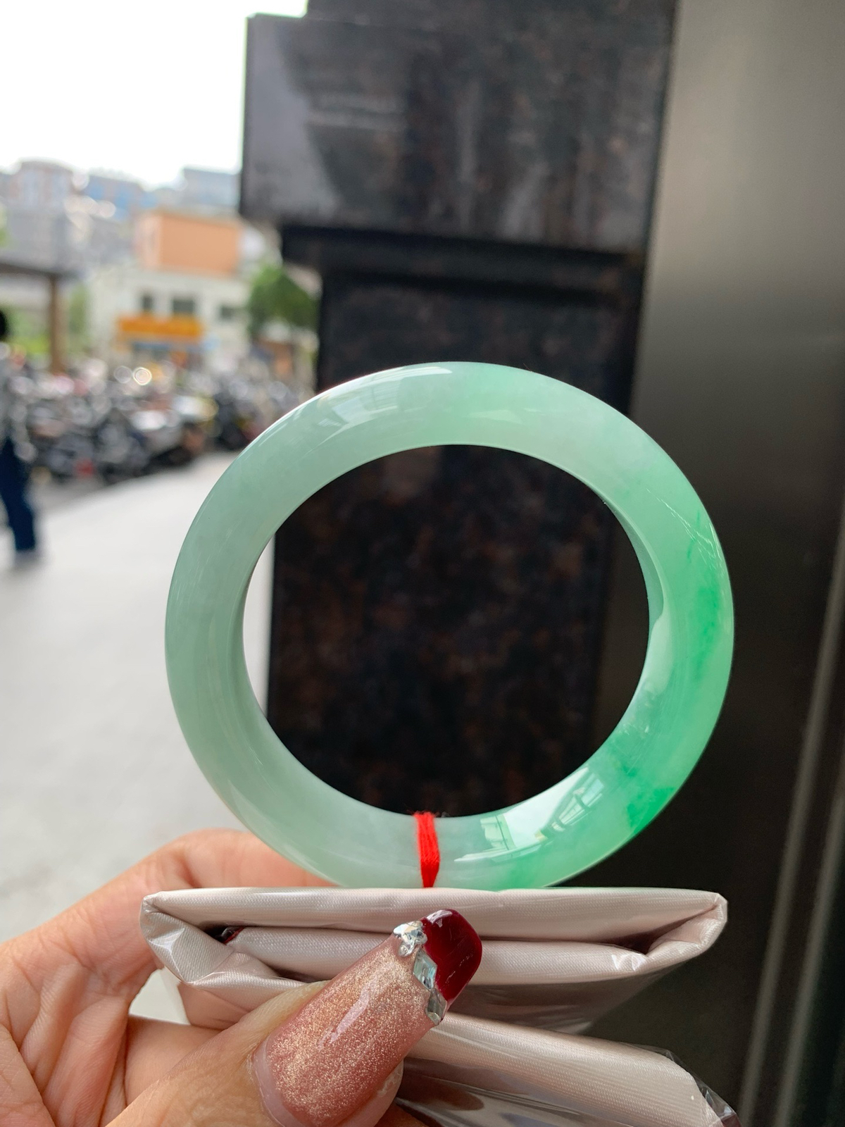 白底青阳绿正圈
56.5-9-12.2
底妆水润，干净细腻，简约却充满灵气，半圈阳绿花色点缀，清新如芽，宛若自然的画卷凝结于腕间，静中带动，韵味悠长..