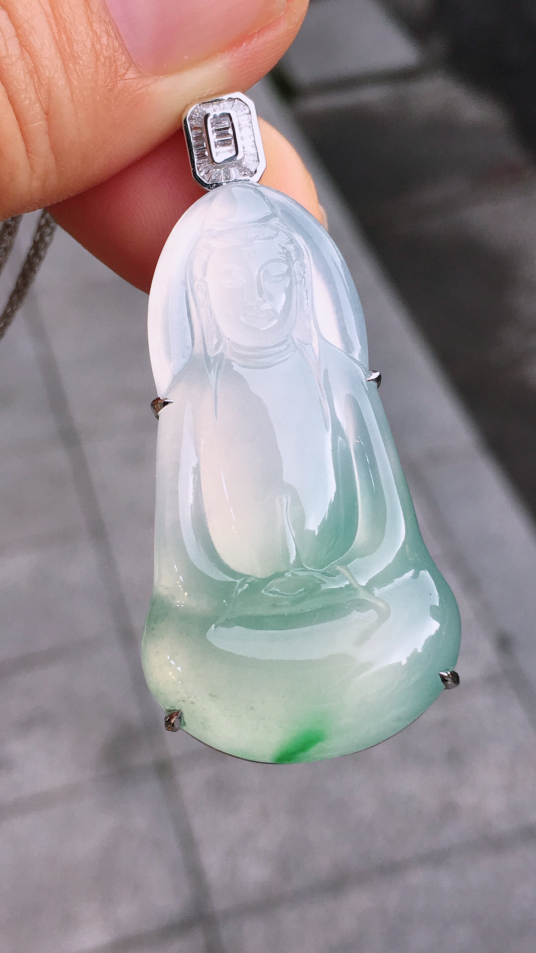 冰飘绿观音吊坠，色泽艳丽，玉质细腻，荧光感超
强，饱满圆润，简单大方，尽显优雅气质，18k
金豪华镶嵌