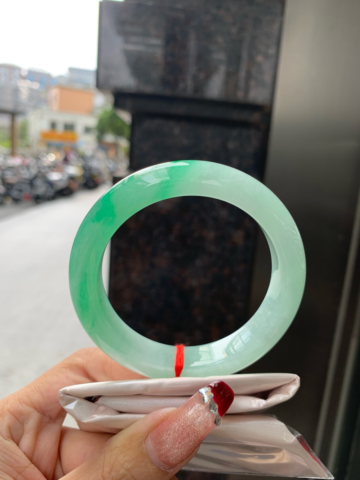 白底青阳绿正圈
56.5-9-12.2
底妆水润，干净细腻，简约却充满灵气，半圈阳绿花色点缀，清新如芽，宛若自然的画卷凝结于腕间，静中带动，韵味悠长..