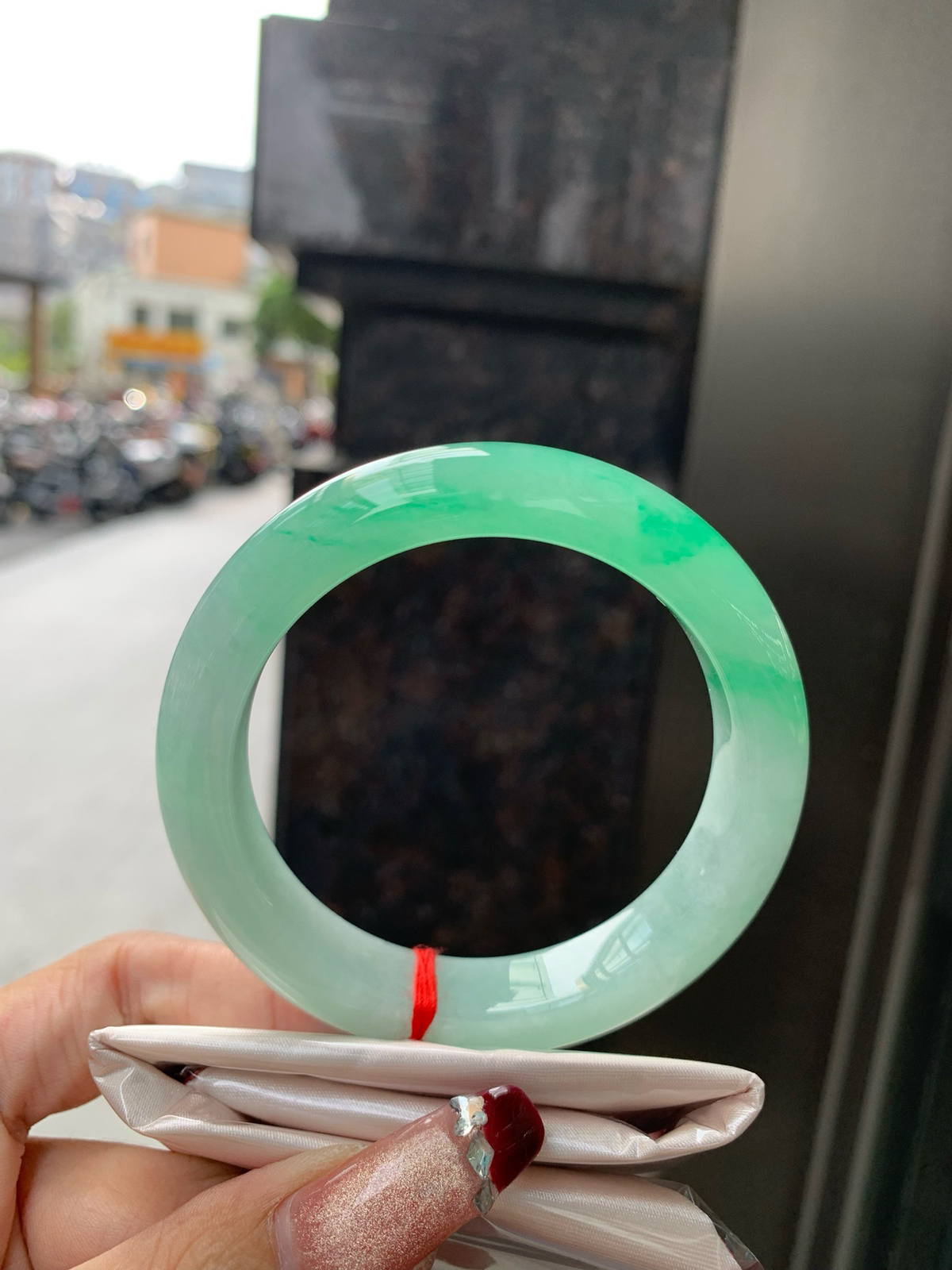 白底青阳绿正圈
56.5-9-12.2
底妆水润，干净细腻，简约却充满灵气，半圈阳绿花色点缀，清新如
