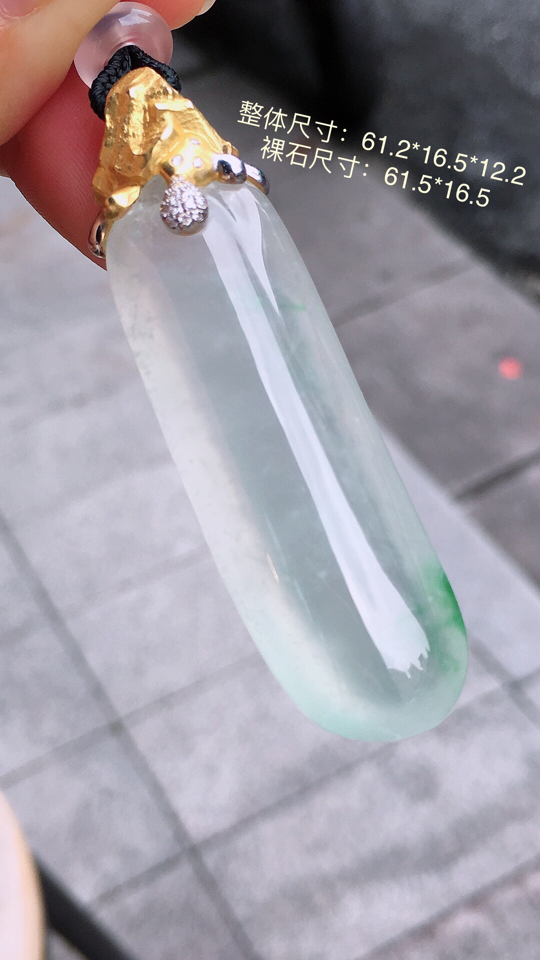 冰飘绿福瓜吊坠，色泽艳丽，玉质细腻，荧光感超
强，饱满圆润，简单大方，尽显优雅气质，18k
金豪华镶嵌