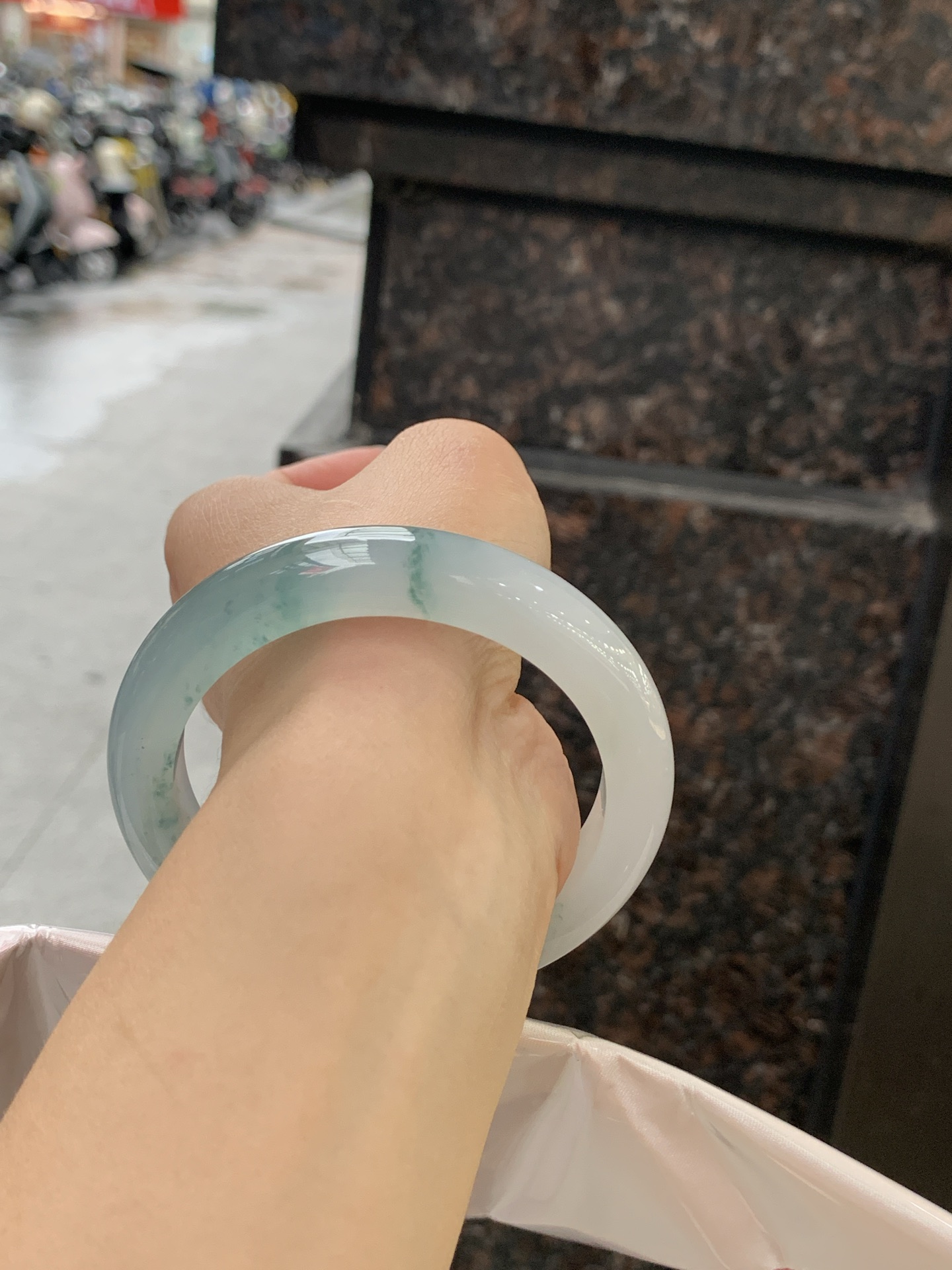冰飘花正圈 58.4-11.6-9.3 0613-H359-71 打灯细纹，底妆水润细腻，冰底中开出了朵朵兰花，飘花灵动飘逸，勾勒出一幅唯美诗意的山水意境画，古典优雅又秀气
