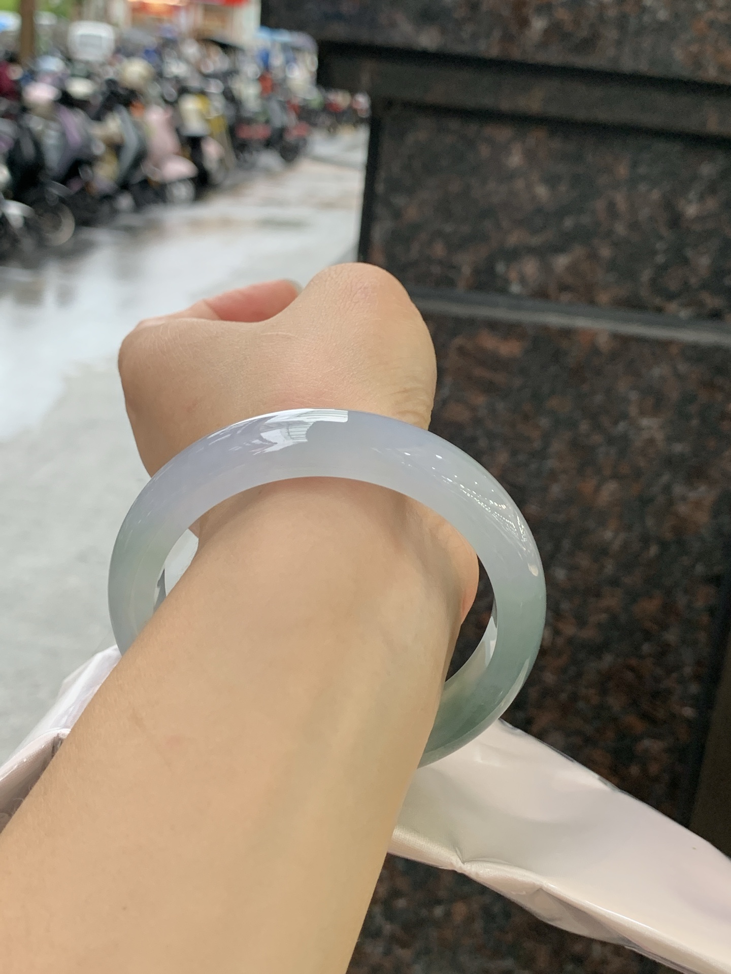 冰春彩正圈 58.5-12.5-8.7 0613-H359-77 无裂，冰透莹润，湖水青渐变底色柔和耐看，种水通透干净，光线穿过自带水光灵气