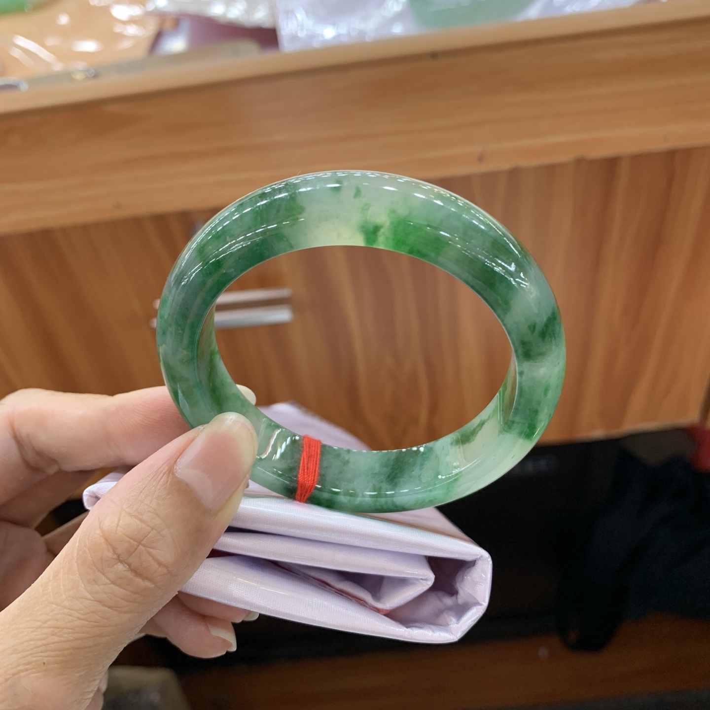 061226HT 飘花正圈翡翠手镯 55-12.8-8.8