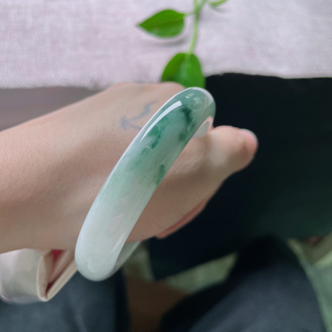 55.8/12.2/7.8，飘花正圈，底子细腻，来如飞花散似烟，一季飘零温柔了流年。有纹，ss53153a