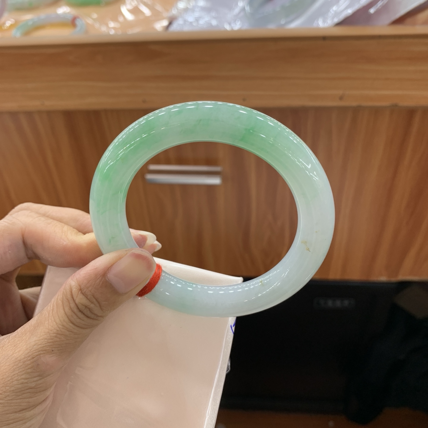飘绿花圆条翡翠手镯 59.3-11.7