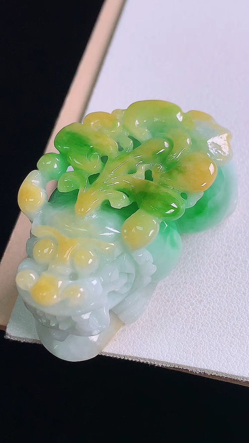 三彩貔貅，无裂，尺寸:46.8-23.7-21.9mm